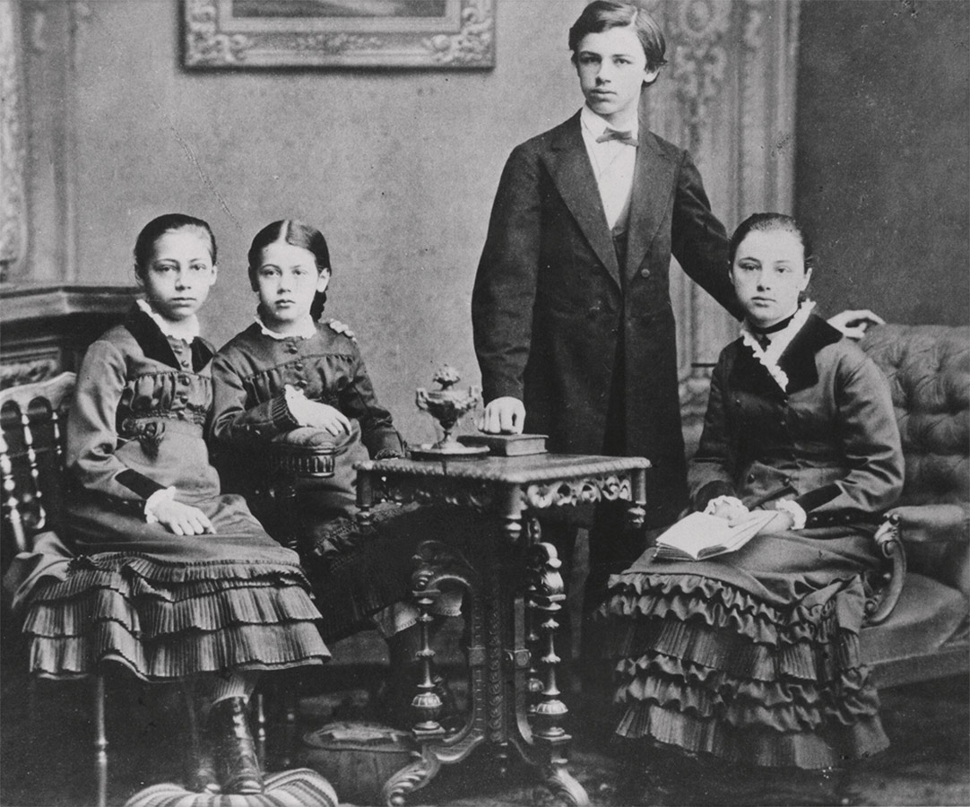 Die Kinder Schmidt; v.l. Käthe, Lisbeth, Konrad, Julie, um 1880, Photograph unbek., Nachlass Kollwitz © Käthe Kollwitz Museum Köln