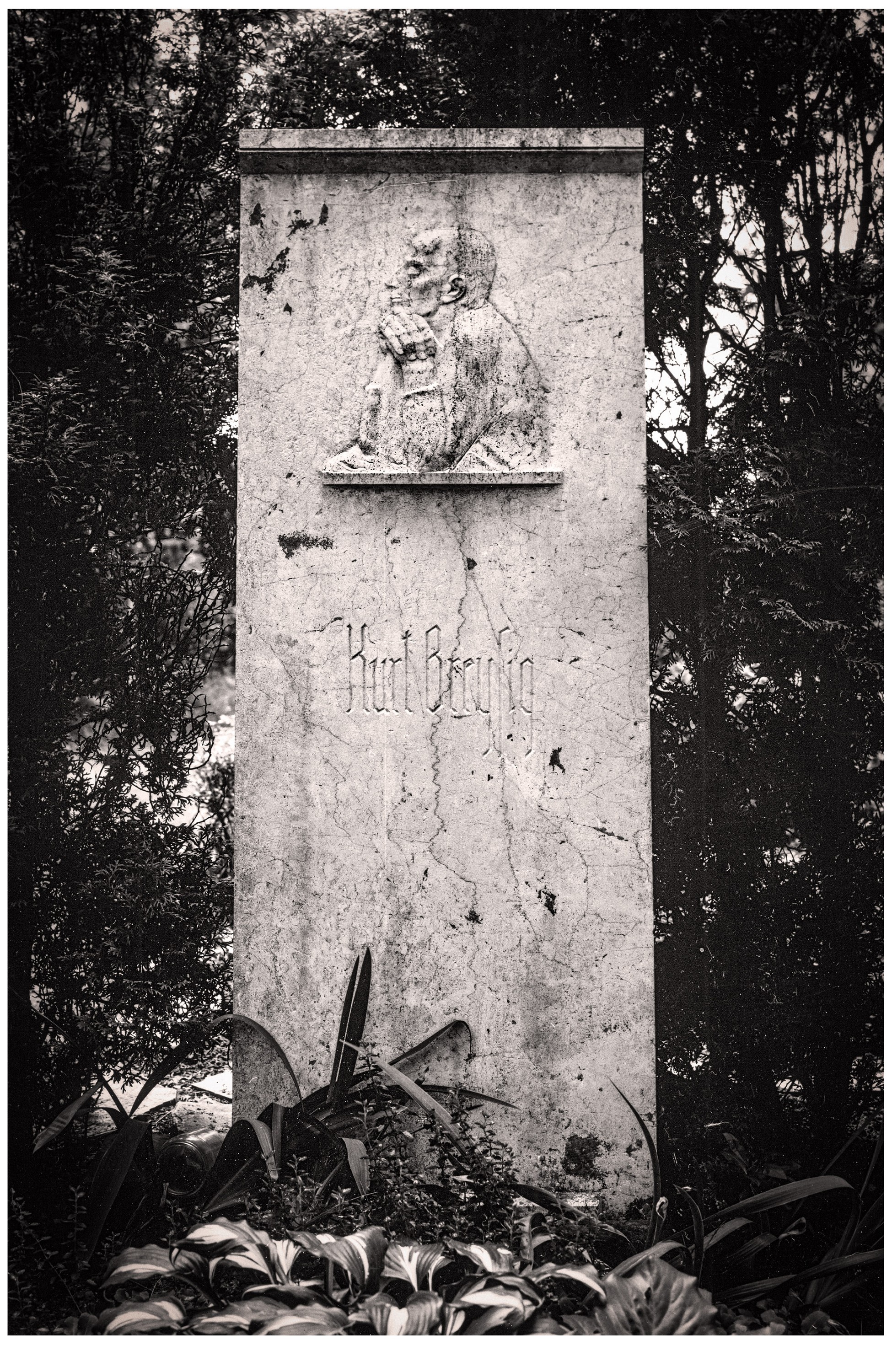 Käthe Kollwitz, Grabmal Kurt Breysig auf dem Friedhof Bergholz-Rehbrücke bei Potsdam, Modell 1940/41, 1943 ausgehauen in Muschelkalk von Fritz Diederich (1869–1951), h 400 mm (Relief), Originalabzug, Kollwitz Museum Köln, Archiv © Brandenburgisches Landesamt für Denkmalpflege, Wünsdorf, Foto: Renate Worel