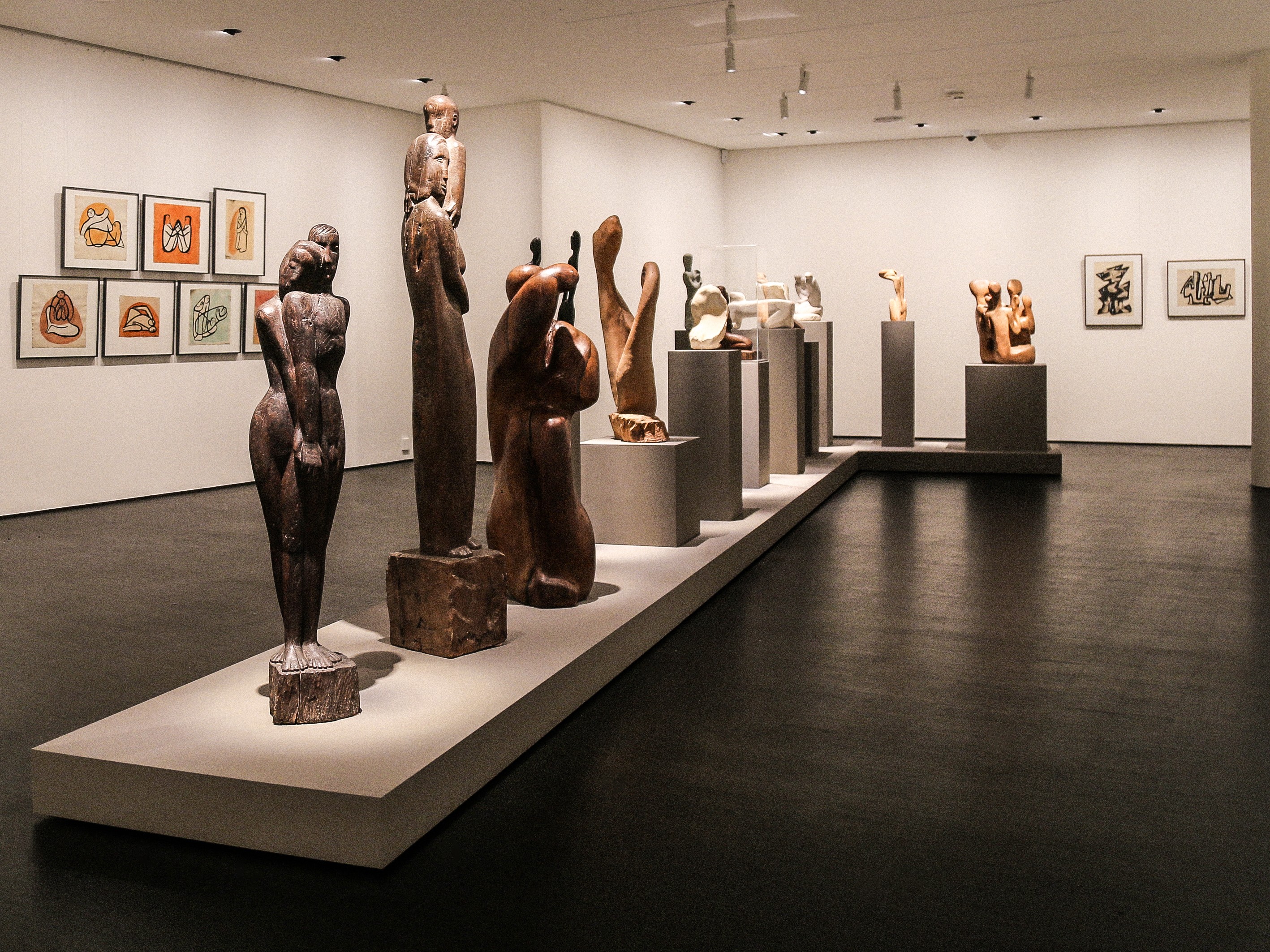 Blick in die Ausstellung: LOUISE STOMPS. Konturen des Inneren. Kollwitz Museum Köln, 27.3.–28.6.2026 © Kollwitz Museum Köln, Foto: Christian Nitz