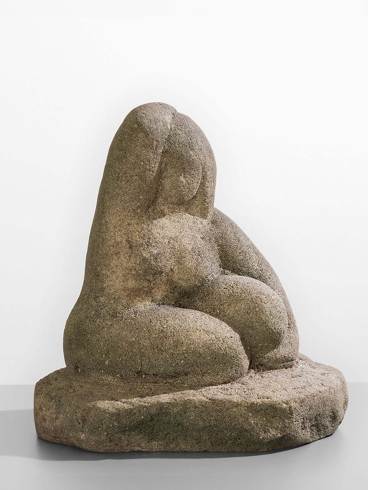 Louise Stomps, Sitzende, 1928, grüner Sandstein, H: 270 mm, Nachlass Louise Stomps © Nachlass Louise Stomps, Courtesy Das Verborgene Museum, Foto: Enric Duch, VG Bild-Kunst, Bonn 2026