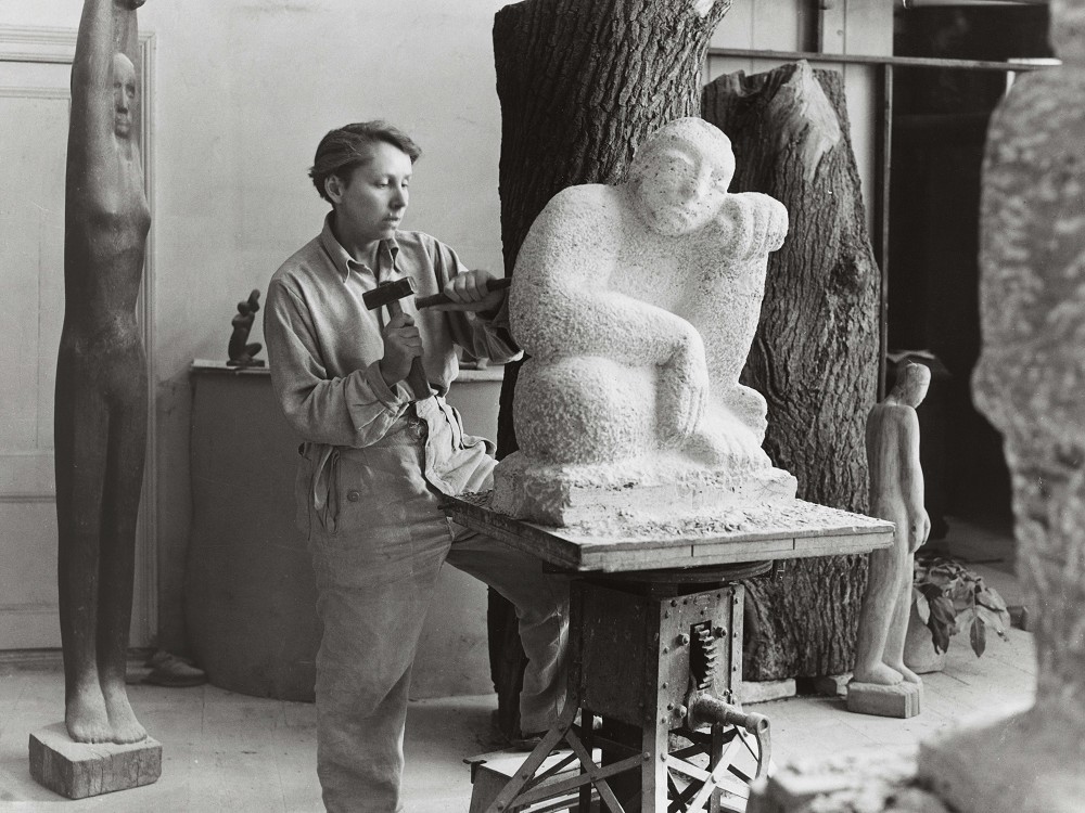 Elsa Thiemann (1910–1981), Louise Stomps im Atelier bei der Arbeit am »Sitzenden«, Berlin 1946/47, Repro-Abzug, Berlinische Galerie © Margot Schmidt, Hamburg