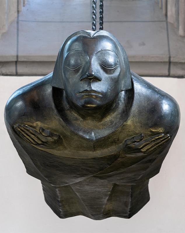 A picture by the photographer Chris Franken shows the bronze sculpture »Der Schwebende« (The Floating Angel) by Ernst Barlach — the second cast after the original working model of 1939 — in the Antoniterkirche in Cologne, seen frontally.