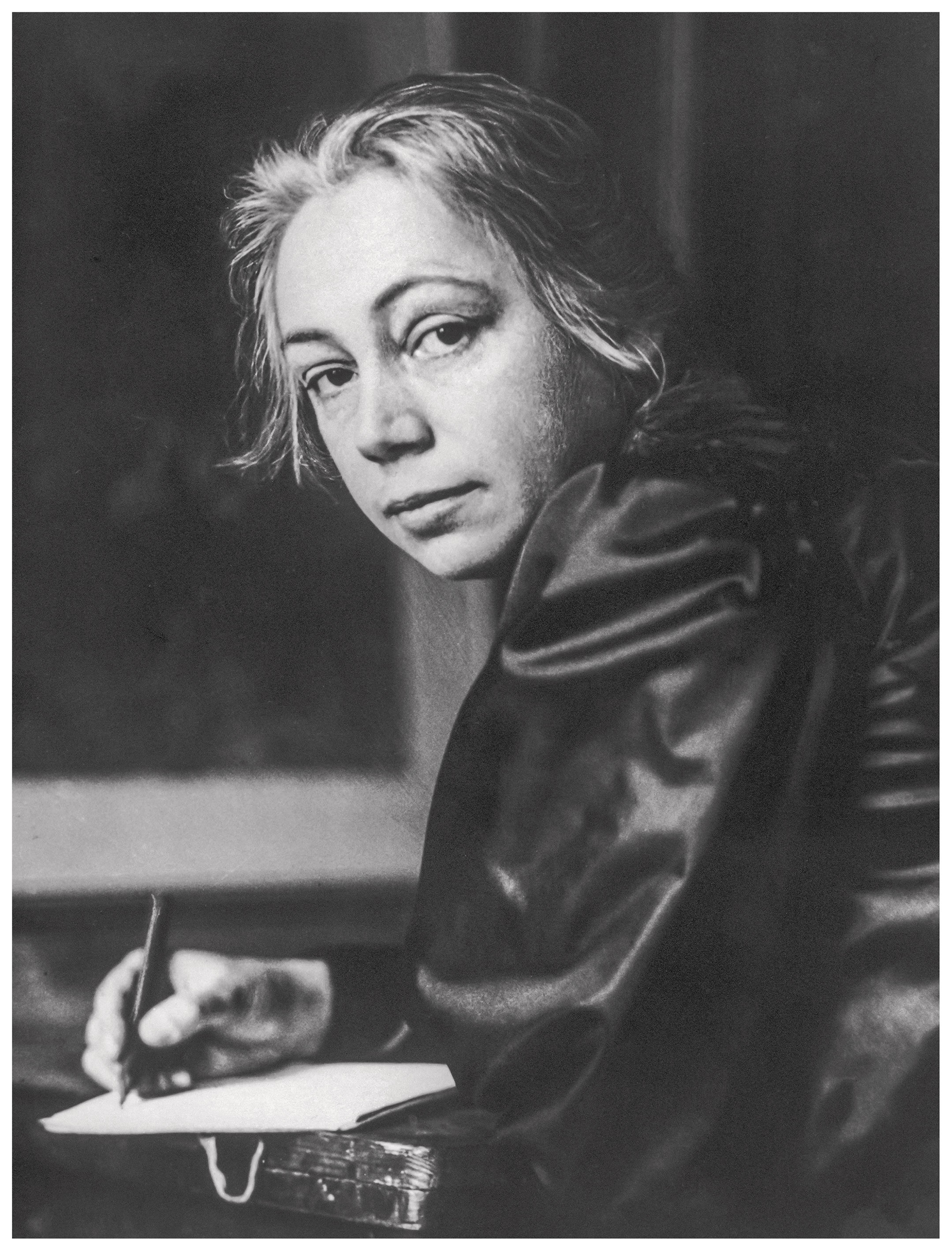 Käthe Kollwitz in front of her etching Carmagnole, 1906, photographer: Philipp Kester, reprint, Kollwitz estate, Kollwitz Museum Köln, Archive, Inv. No. F-01.a-05.