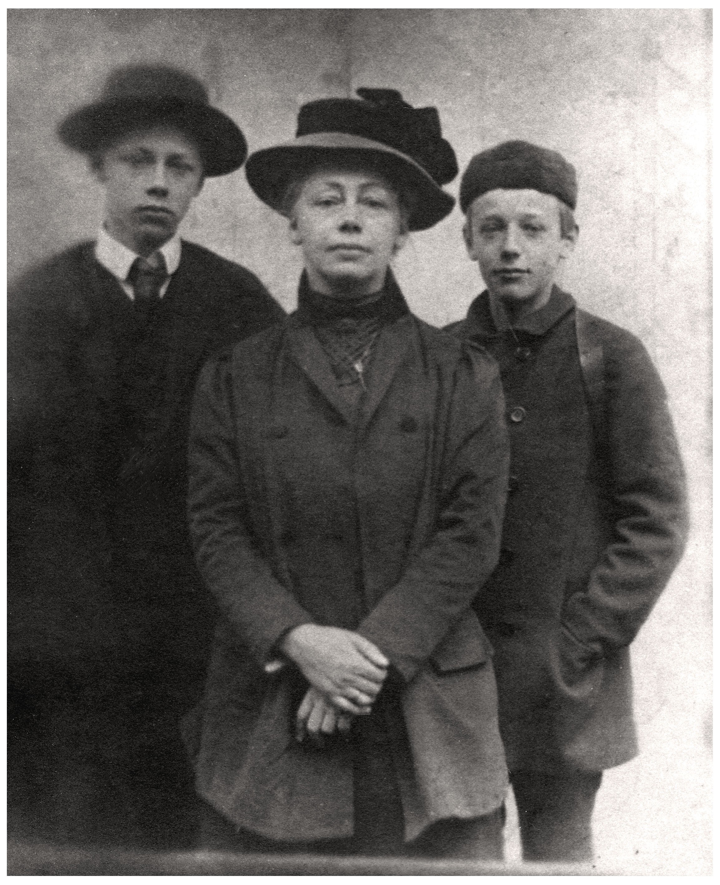 Käthe Kollwitz with her sons Hans (left) and Peter (right), 1909, photographer unknown, historical postcard, Kollwitz estate, Kollwitz Museum Köln, Archive, Inv. No. F 01.b-06.