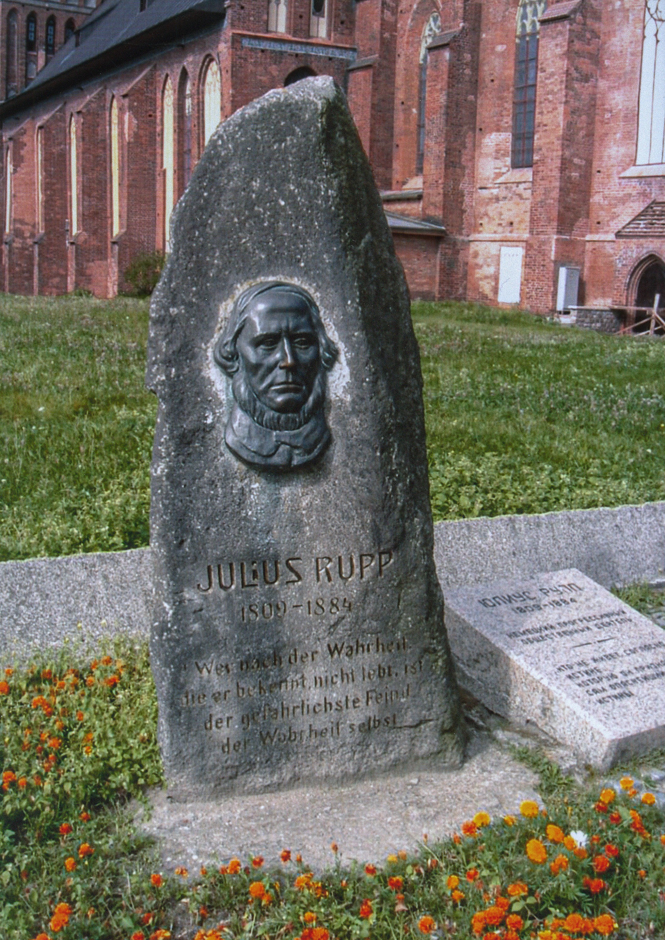Commemorative stone for Julius Rupp in Königsberg with the bronze relief reproduced by Harald Haacke, 1991, today located at the Cathedral in present-day Kaliningrad © Kollwitz Museum Köln, photo: Hannelore Fischer.
