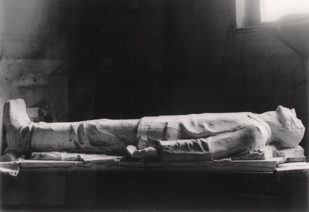 Käthe Kollwitz, Dead Soldier, central figure from an abandoned three-figure memorial to the fallen, 1915–1918 (?), plaster, dimensions unknown (probably larger than life-size), not extant © Landesarchiv Berlin