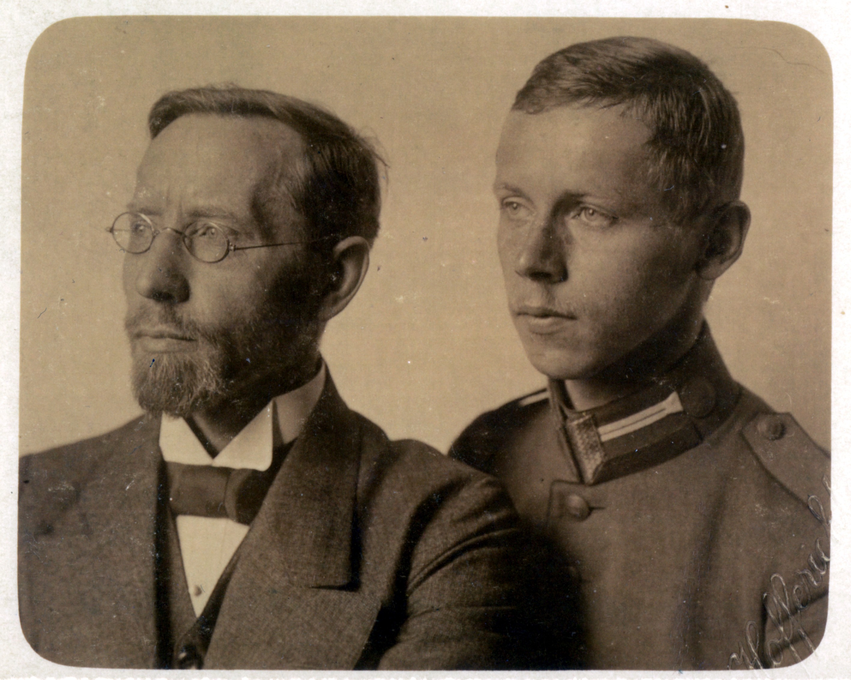 Karl and Hans Kollwitz, c. 1915, photographer unknown, reprint, Kollwitz estate, Kollwitz Museum Köln, Archive, Inv. No. F 02.a-15.