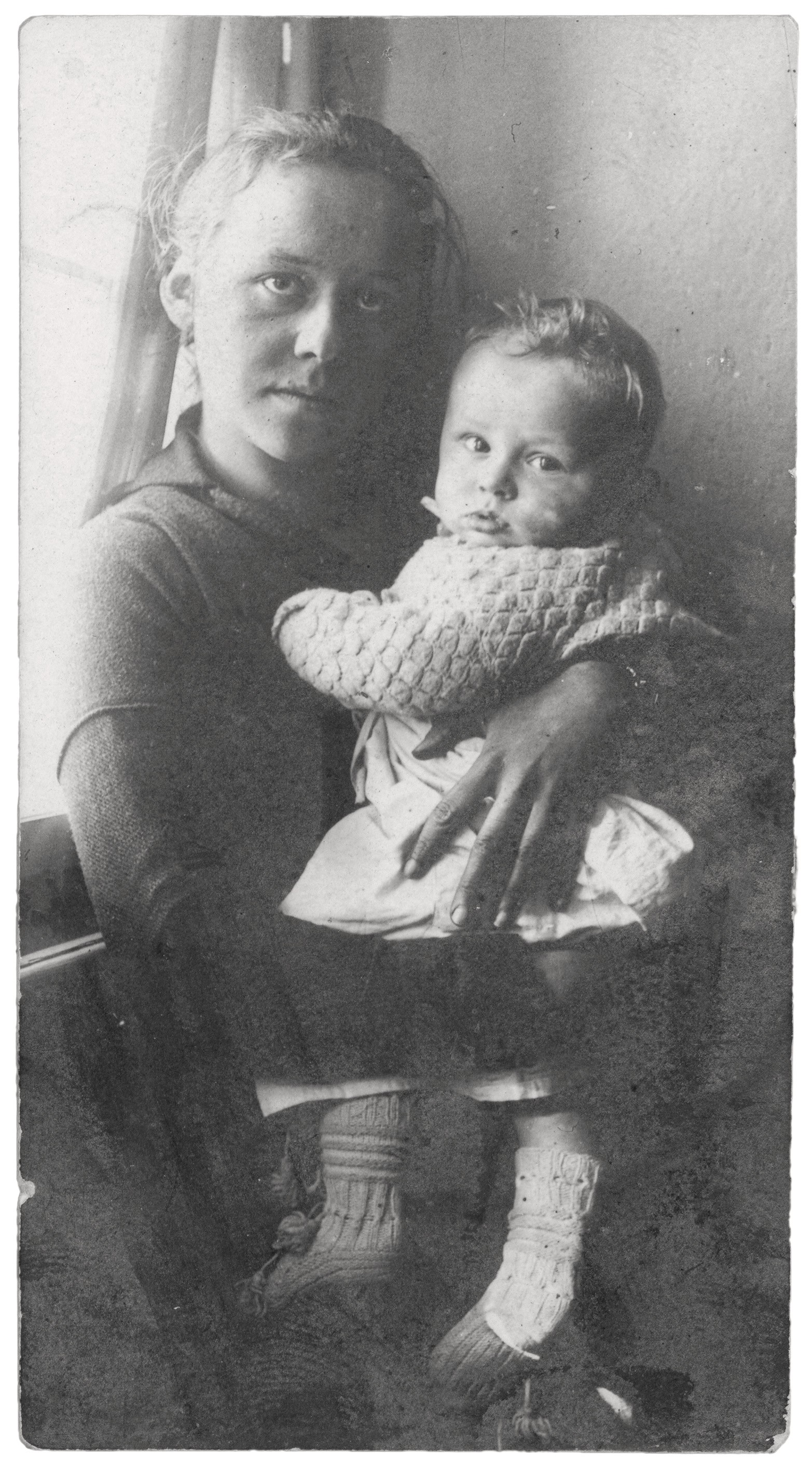 Ottilie Ehlers-Kollwitz with Peter, 1921, photographer unknown, Kollwitz estate, Kollwitz Museum Köln, Archive,  Inv. No. F 02.b-04.