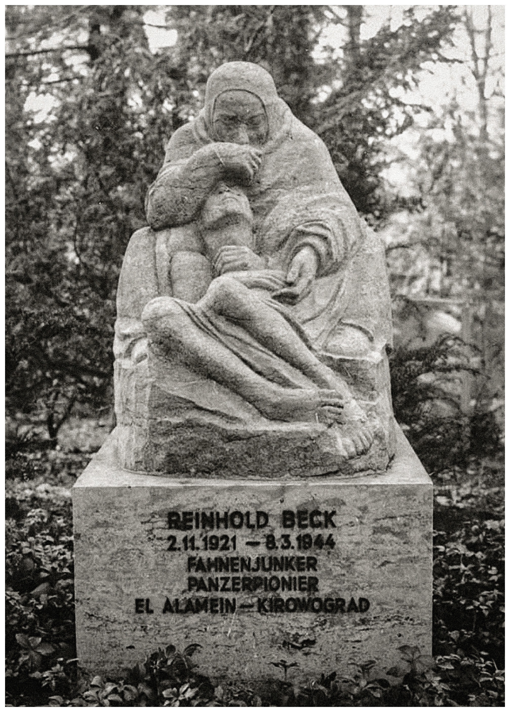 Wilhelm Schönfeld after the model of the Pietà by Käthe Kollwitz, 1946. Tomb memorial for Reinhold Beck at the Waldfriedhof Stuttgart, Stuttgart-Degerloch. © Kollwitz Museum Köln, Archive, Inv. No. F 04.b-16. Photo: Hannelore Fischer.