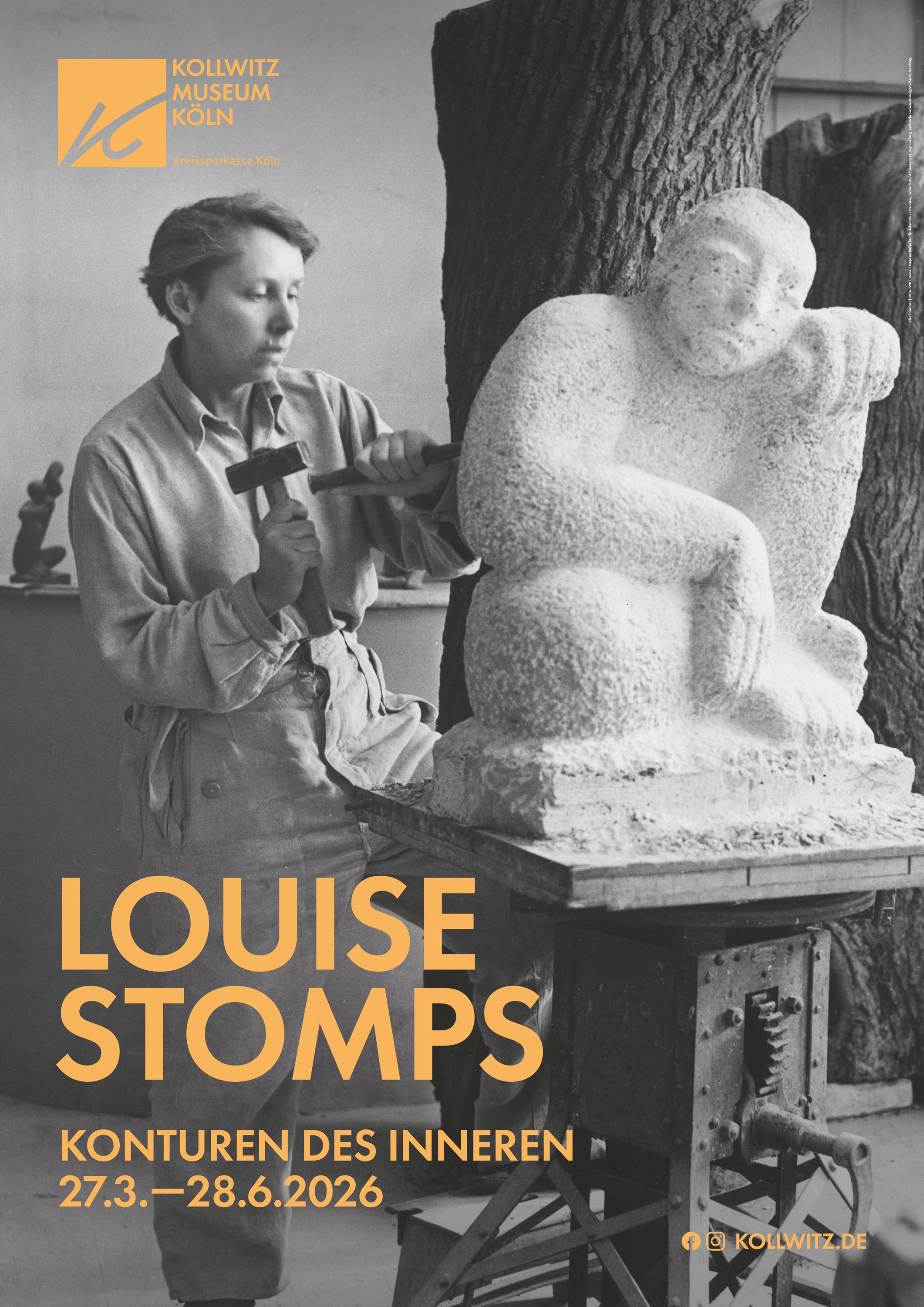 Plakat zur Ausstellung: LOUISE STOMPS. Konturen des Inneren. Kollwitz Museum Köln, 27.3.-28.6.2026.  Gestaltung: Julius Terlinden. Motiv: Elsa Thiemann (1910–1981), Louise Stomps im Atelier bei der Arbeit am »Sitzenden«, Berlin 1946/47, Repro-Abzug, Berlinische Galerie © Margot Schmidt, Hamburg
