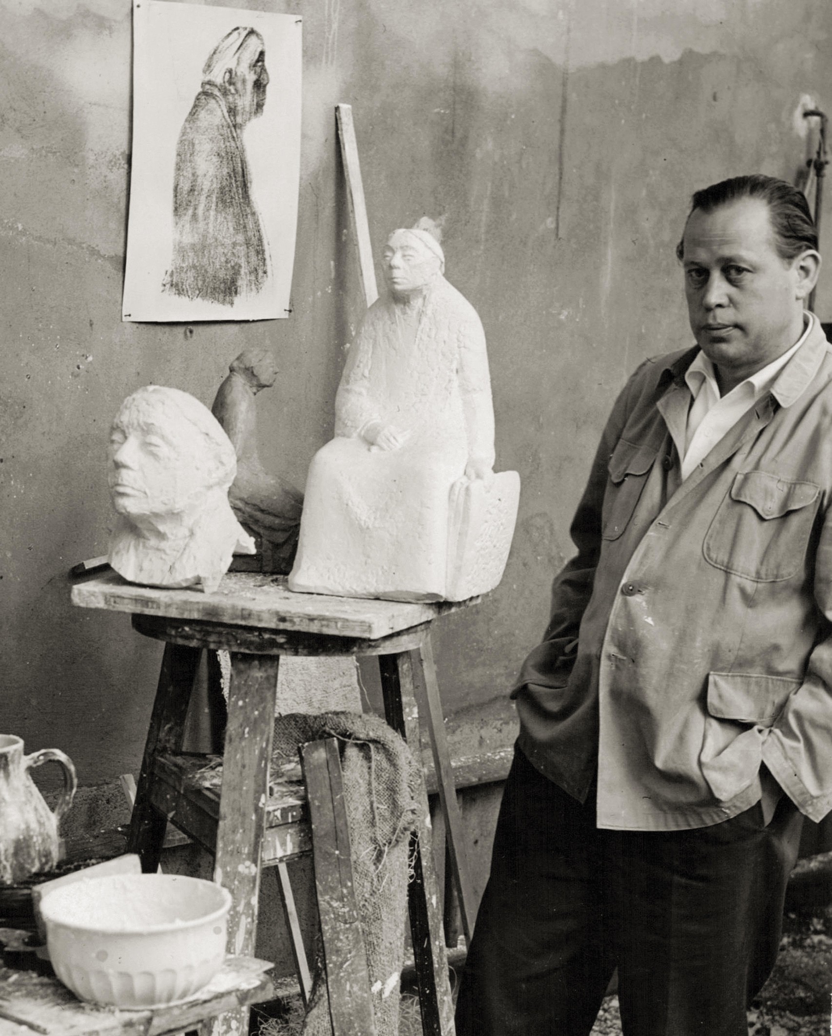 Gustav Seitz in his outdoor studio in Berlin-Pankow with the plaster model for the Kollwitz Monument, 1958 © Gustav Seitz Stiftung, Hamburg