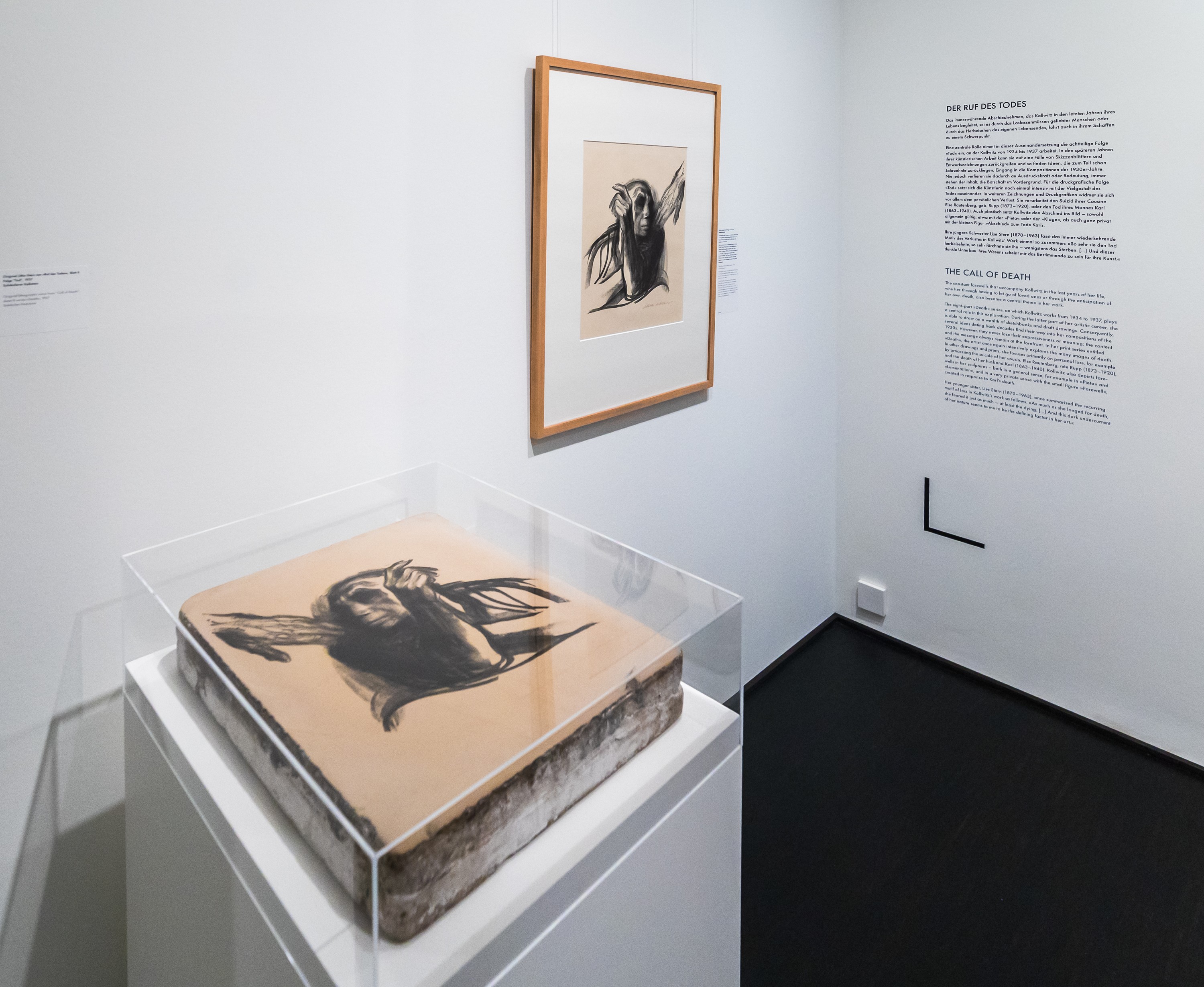 The original lithographic stone of »Ruf des Todes« (Call of Death) in the exhibition KOLLWITZ NEU SEHEN, Kollwitz Museum Köln, 11 October 2025 — 15 March 2026, photo © Raimond Spekking / CC BY-SA 4.0 (via Wikimedia Commons)