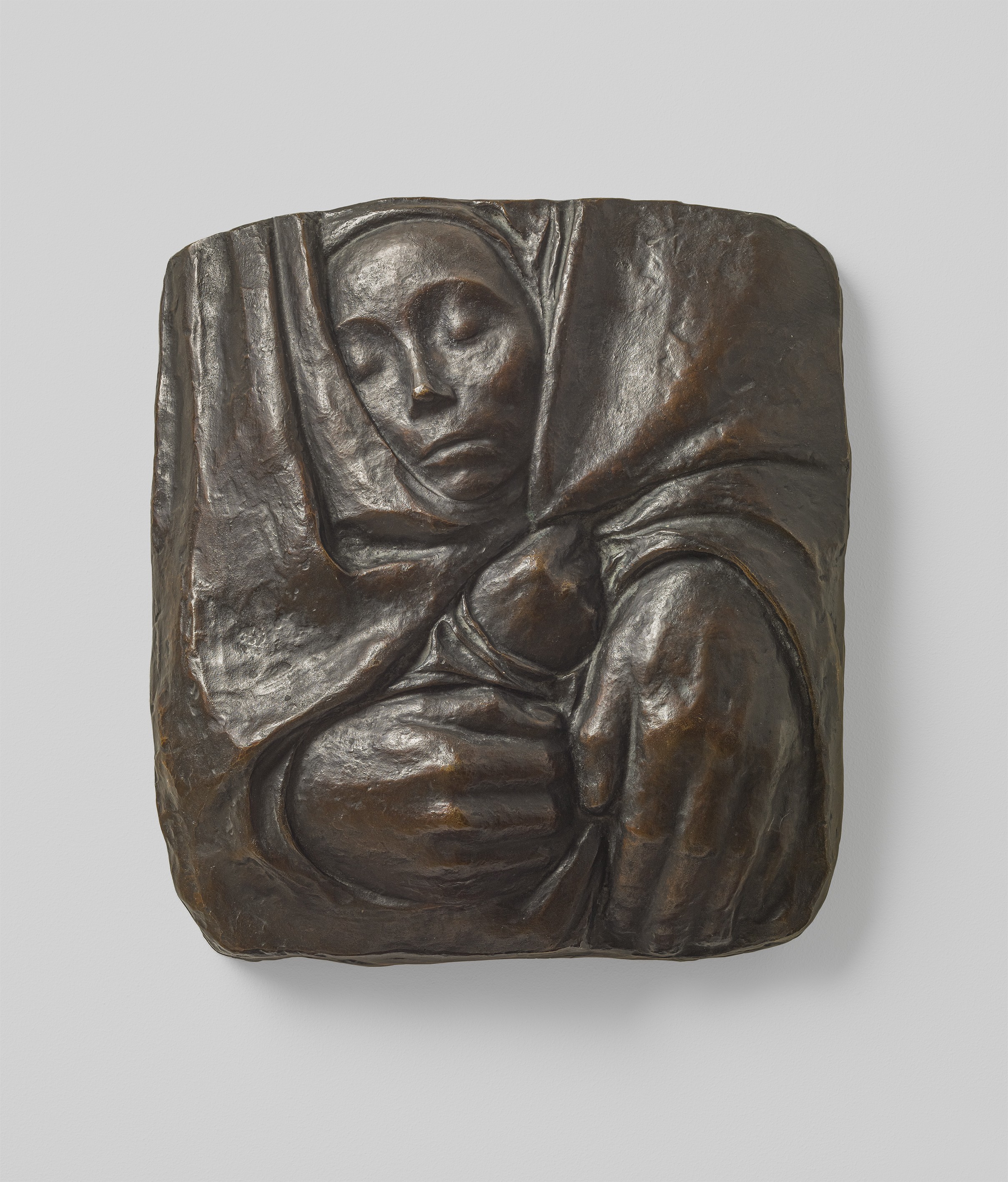Käthe Kollwitz,Tomb Relief »Repose in the Peace of His Hands«, model 1935/36, cast probably 1947–50, bronze, 352,5 x 321 x 87 mm, Seeler 30 III.B.1., Kollwitz Museum Köln, Inv. Nr. 70100/86003 © Kollwitz Museum Köln, ph. Goldberg/Fuis.