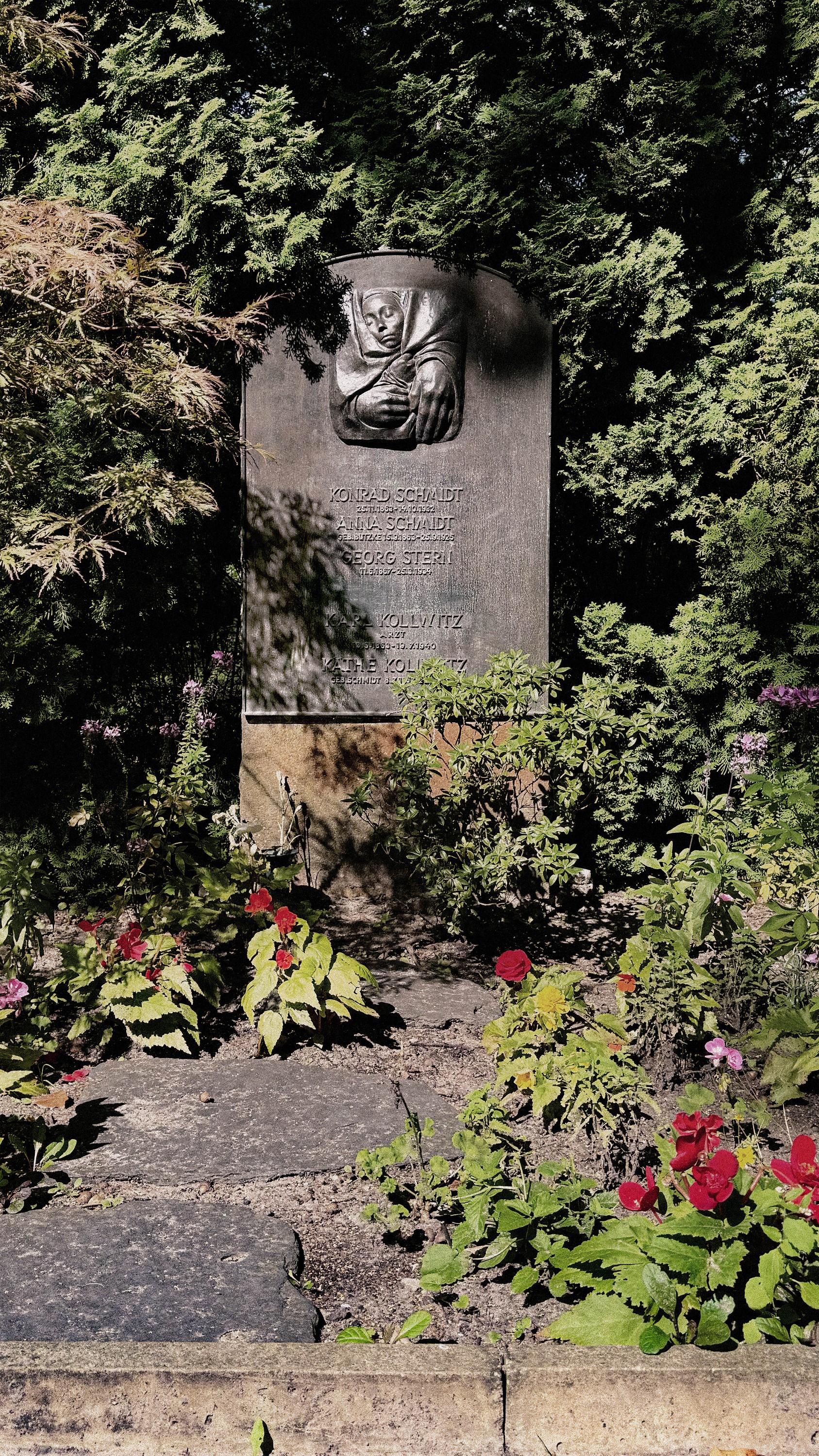 Käthe Kollwitz, family grave with the relief »Repose in the Peace of His Hands«, 1935/36, bronze, Berlin © Kollwitz Museum Köln, photo: Christian Nitz, 2024