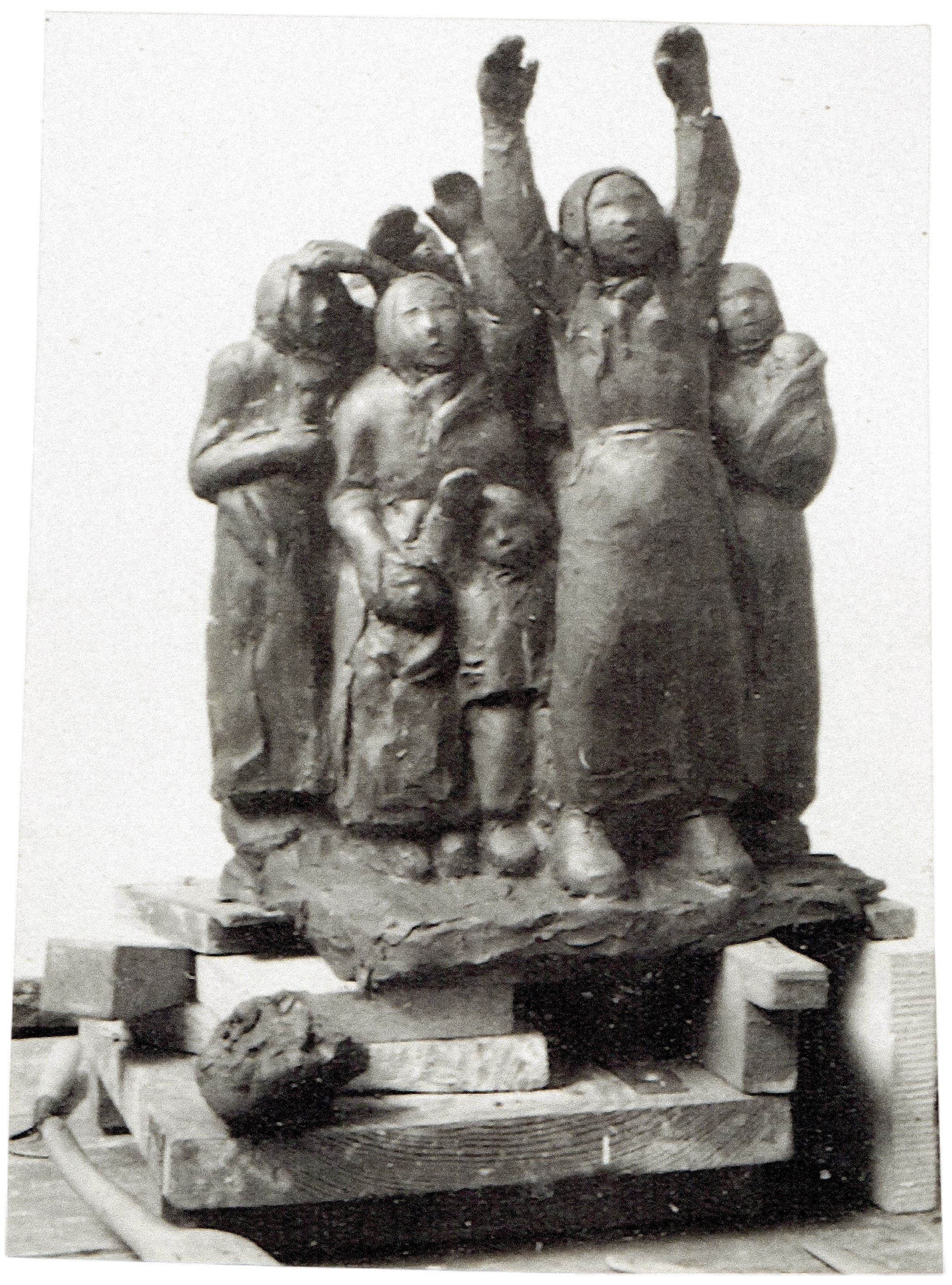 Käthe Kollwitz, Soldiers’ Wives waving Farewell (I. version), 1935(?)–36, clay, Seeler 31, historical photograph by Lenka von Koerber, contact print, Lenka von Koerber estate, reproduction: Kollwitz Museum Köln, Archiv.