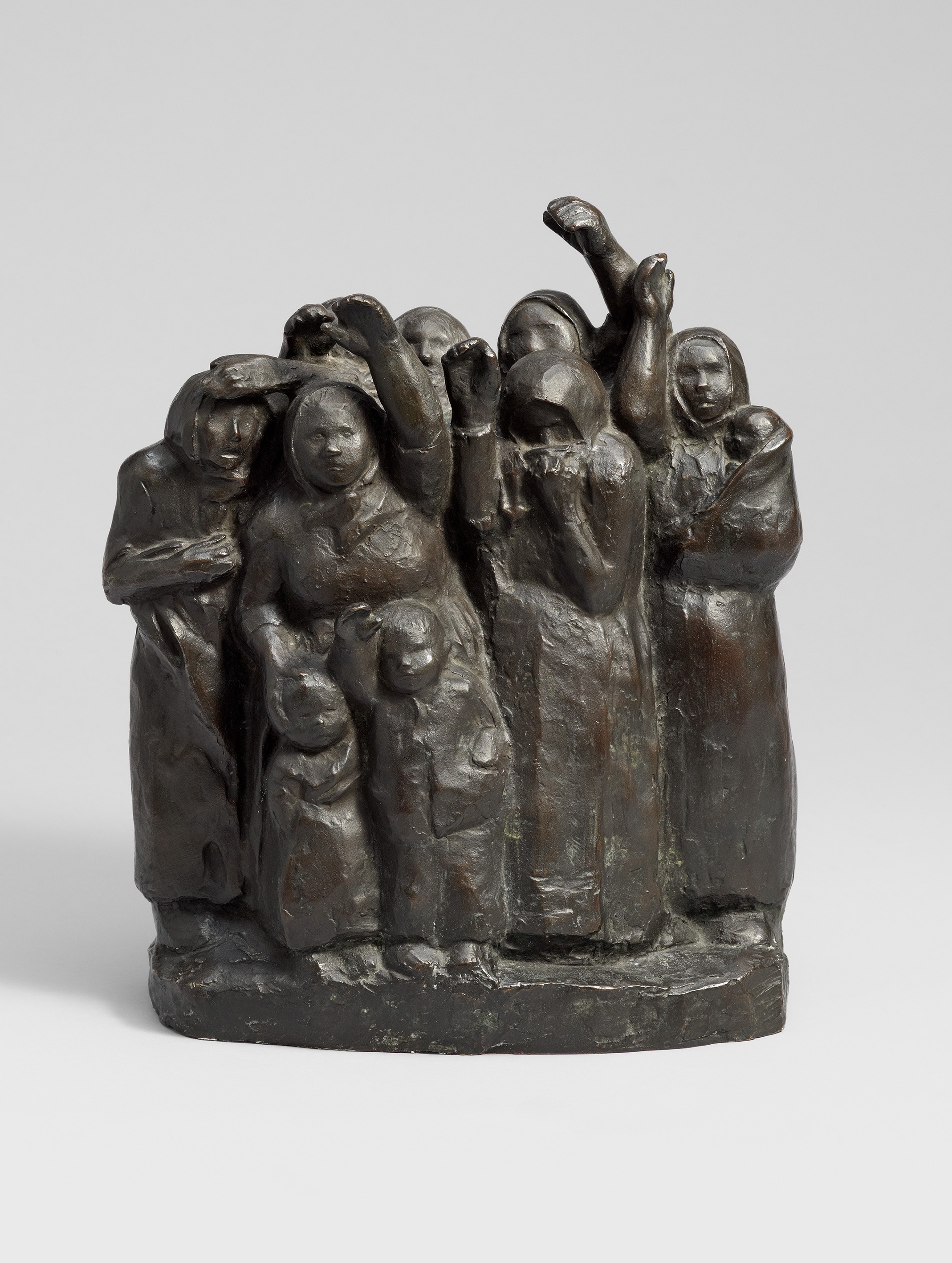 Käthe Kollwitz, Soldiers’ Wives waving Farewell (II. version), model 1937/38, cast probably between 1938 and 1939/40, 321,5 x 273 x 154 mm, Seeler 32 I.B.1.2, Kollwitz Museum Köln, Inv. No. 70100/86005 © Kollwitz Museum Köln, ph. Goldberg/Fuis. 