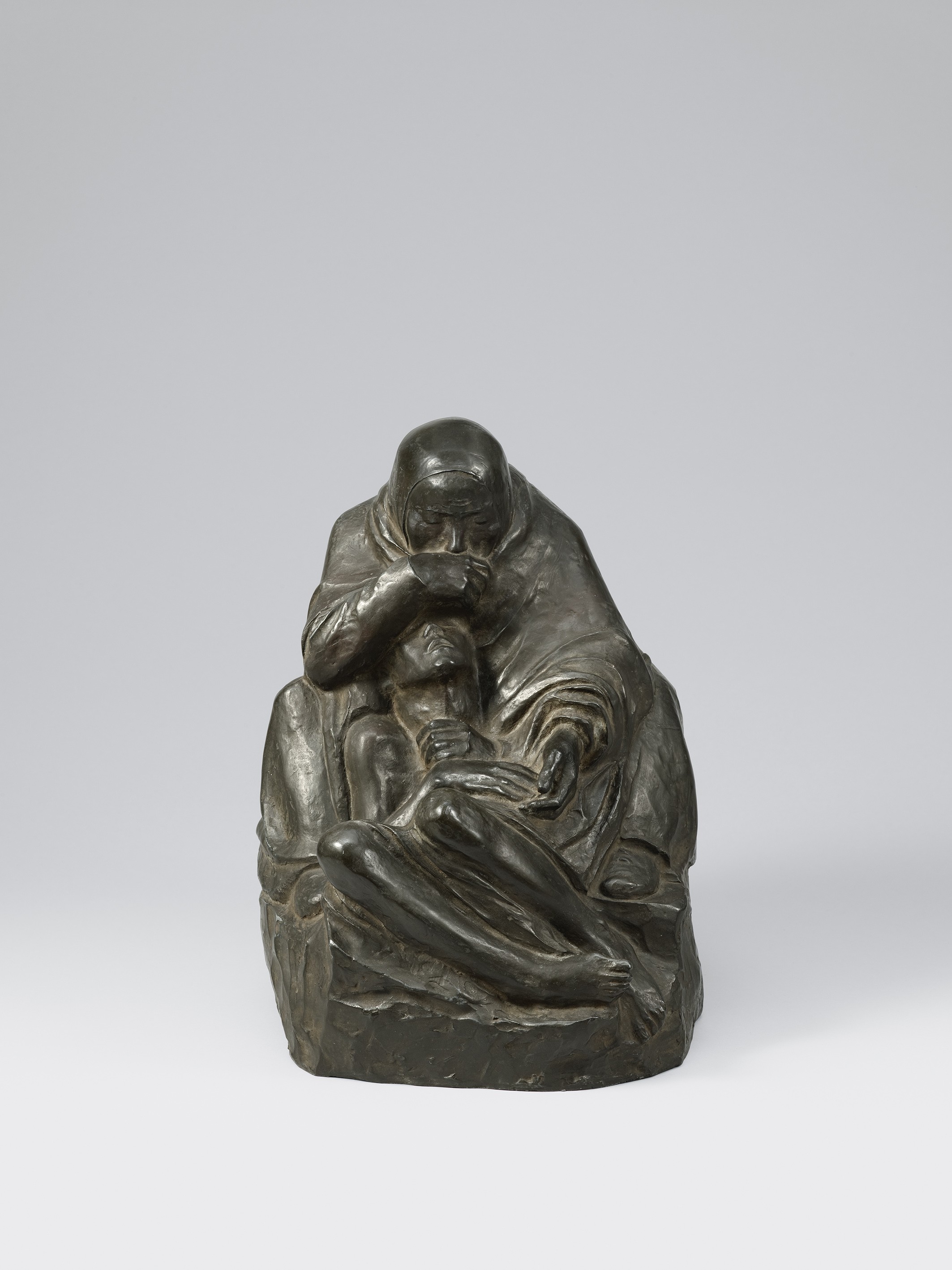 Käthe Kollwitz, Pietà (Mother with dead Son), model 1937–39, bronze 1941–43, zinc, 386 × 288,5 × 403 mm, Seeler 37 I.B.6, Kollwitz Museum Köln, Inv. Nr. 70100/97007 © Kollwitz Museum Köln, ph. Goldberg/Fuis. 