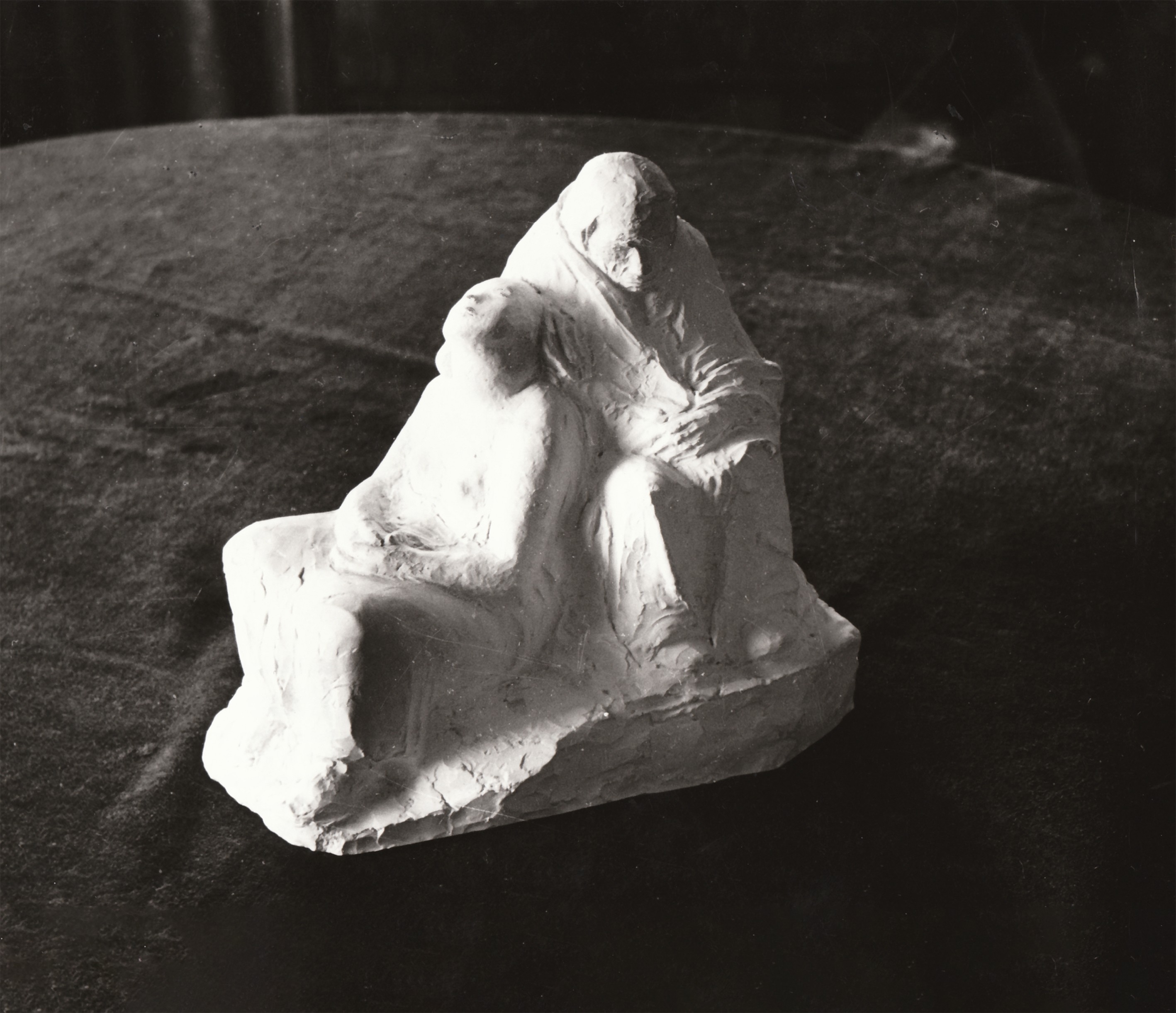 Käthe Kollwitz, Two Soldiers' Wives Waiting, model of 1943, plaster, shellac-coated, 225 × 249 × 202.5 mm, Seeler 43 I.A, Käthe Kollwitz Haus Moritzburg, permanent loan from the Akademie der Künste, Berlin, Art Collection, inv. 5/68/762, from the deposit of the Kollwitz heirs' community. Historical photograph by Erich Höhne and Erich Pohl in Moritzburg, summer 1945, reproduction print, Kollwitz Museum Köln, archive.
