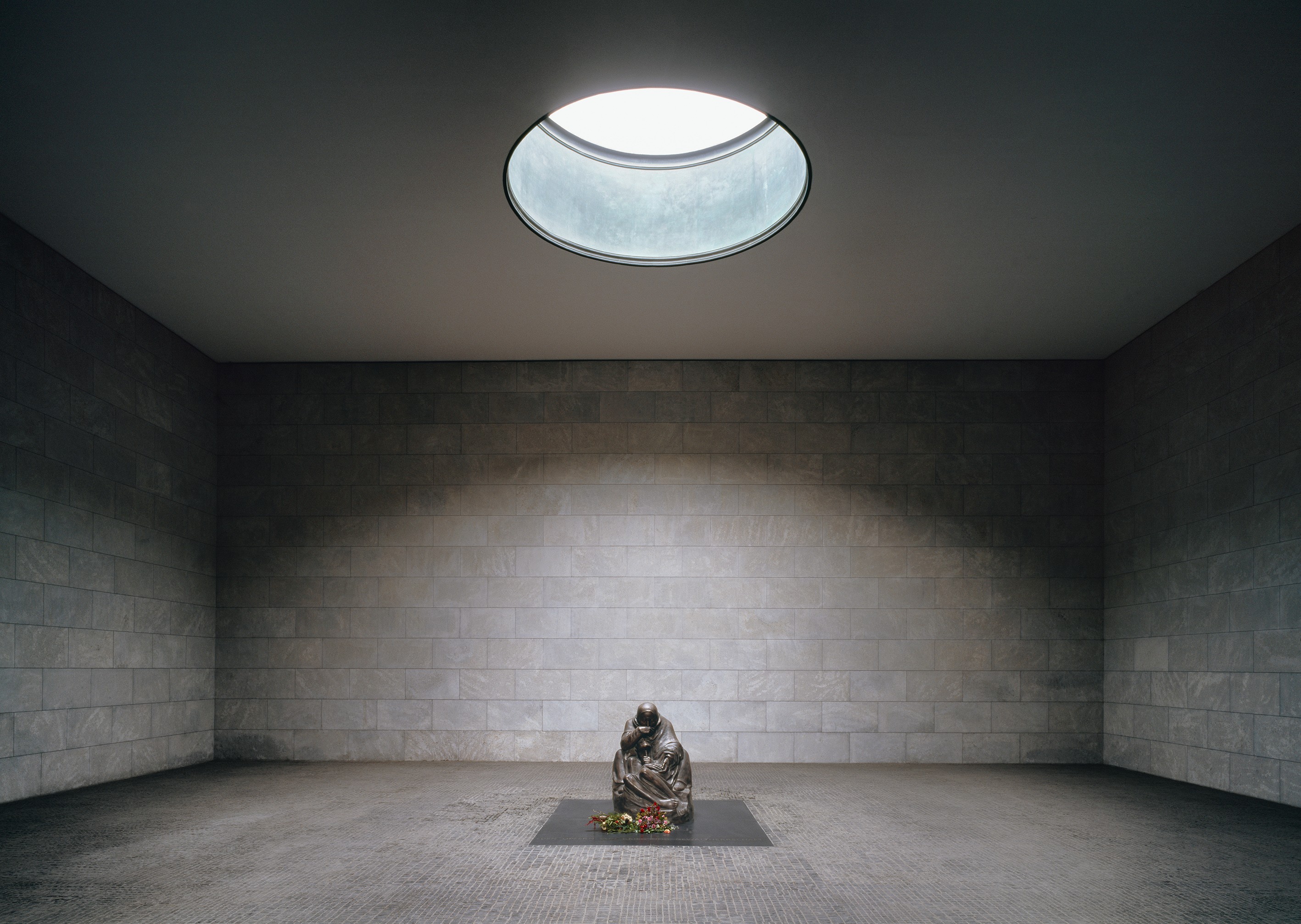 Central Memorial of the Federal Republic of Germany for the Victims of War and Tyranny, with Harald Haacke's copy »Mutter mit totem Sohn« (Mother with Dead Son) after the model of the »Pietà« by Käthe Kollwitz, 1993, bronze, c. 1600 mm (fourfold enlargement of the original) © Kollwitz Museum Cologne, photo: Florian Monheim