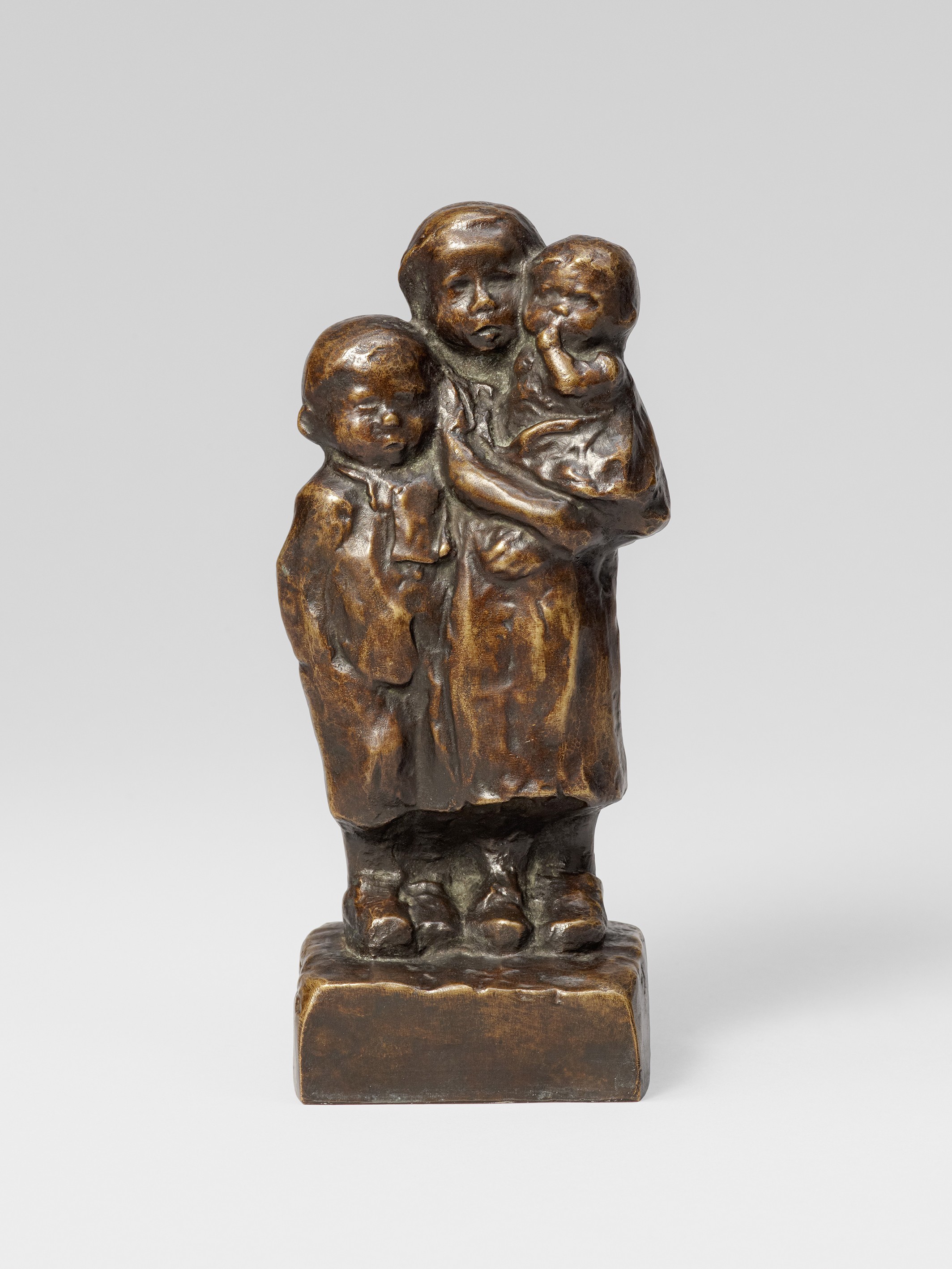 Käthe Kollwitz, Kindergruppe, Modell vermutlich 1936/37, Guss wohl 1960, Bronze, 187,5 x 84,5 x 62 mm, Seeler 33 II.B.5., Kollwitz Museum Köln, Inv. Nr. 70100/86007 © Kollwitz Museum Köln, Foto: Goldberg/Fuis.