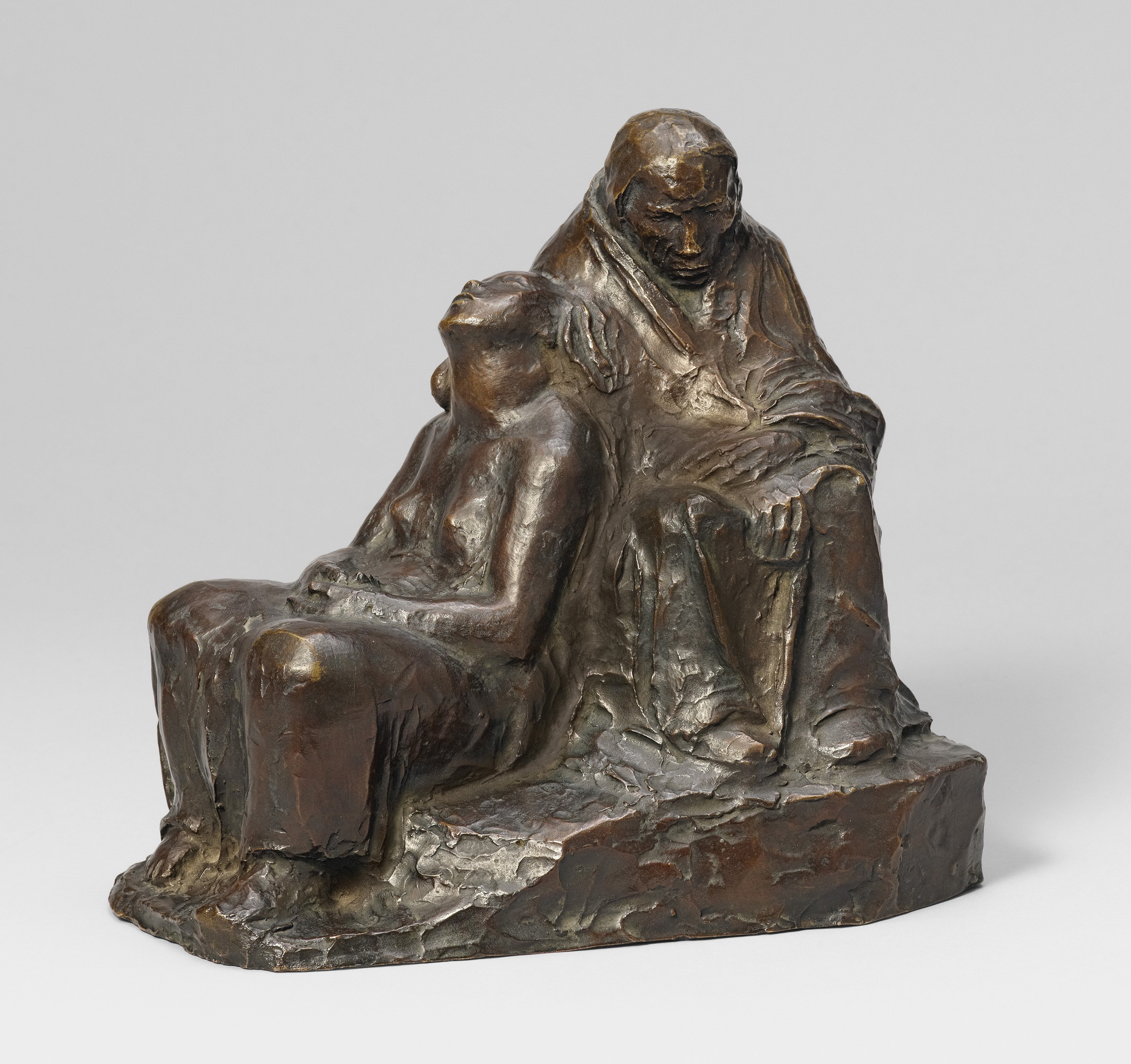 Käthe Kollwitz, Zwei wartende Soldatenfrauen, Modell 1941–43, Guss vermutlich vor 1950, Bronze, 220 x 249 x 203 mm, Seeler 43 I.B.1, Kollwitz Museum Köln, Inv. Nr. 70100/86004 © Kollwitz Museum Köln, Foto: Goldberg/Fuis.  