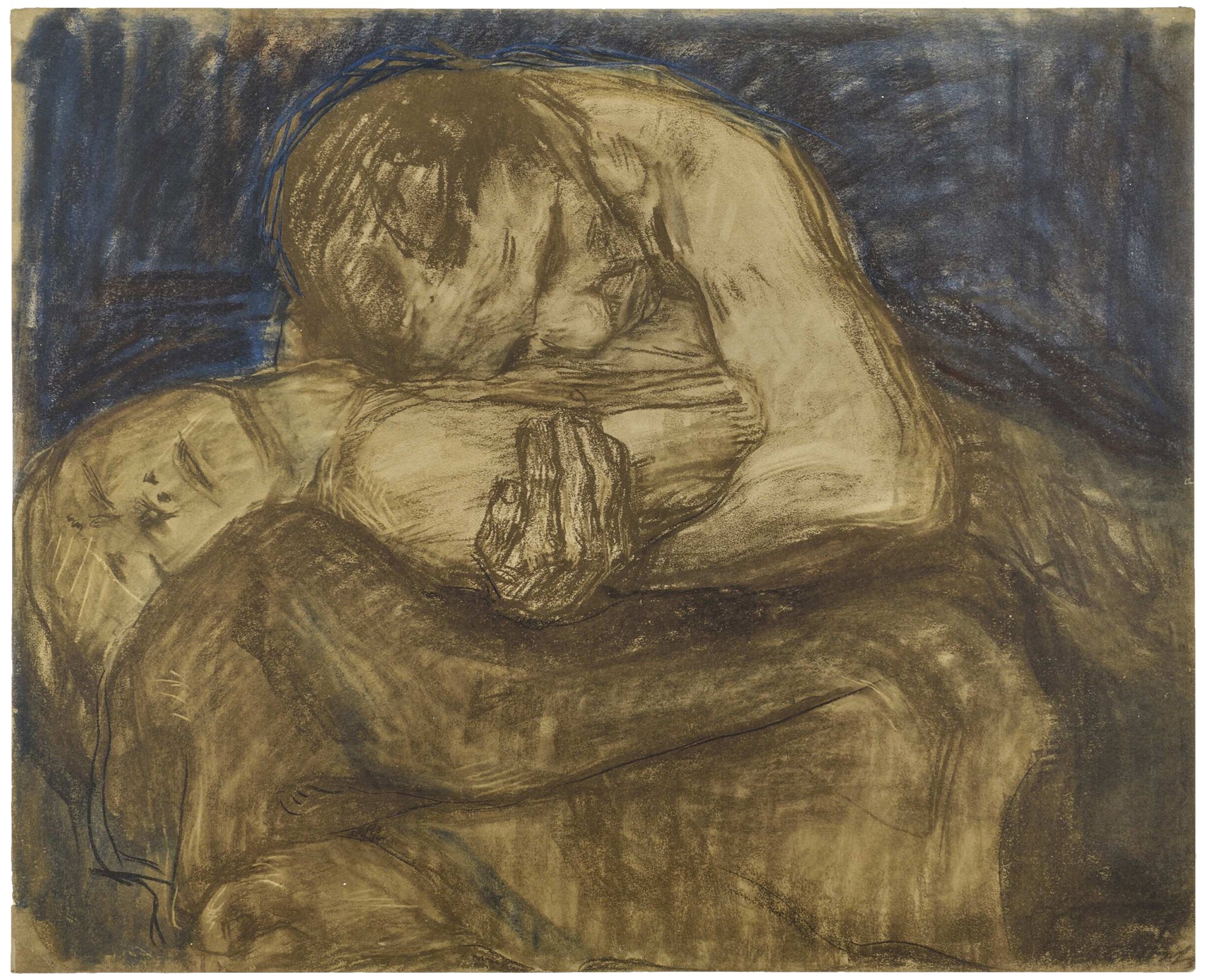 Käthe Kollwitz, Colour drawing of the »Pietà«, 1903, sheet 22 of the »Richter Portfolio«,  Collotype, 1920. Original: Brown and blue pastel chalk, stumped, black and dark brown chalk on drawing paper, 481 x 584 mm, NT 234, Kollwitz Museum Köln, Inv. Nr.: 70200/89003.