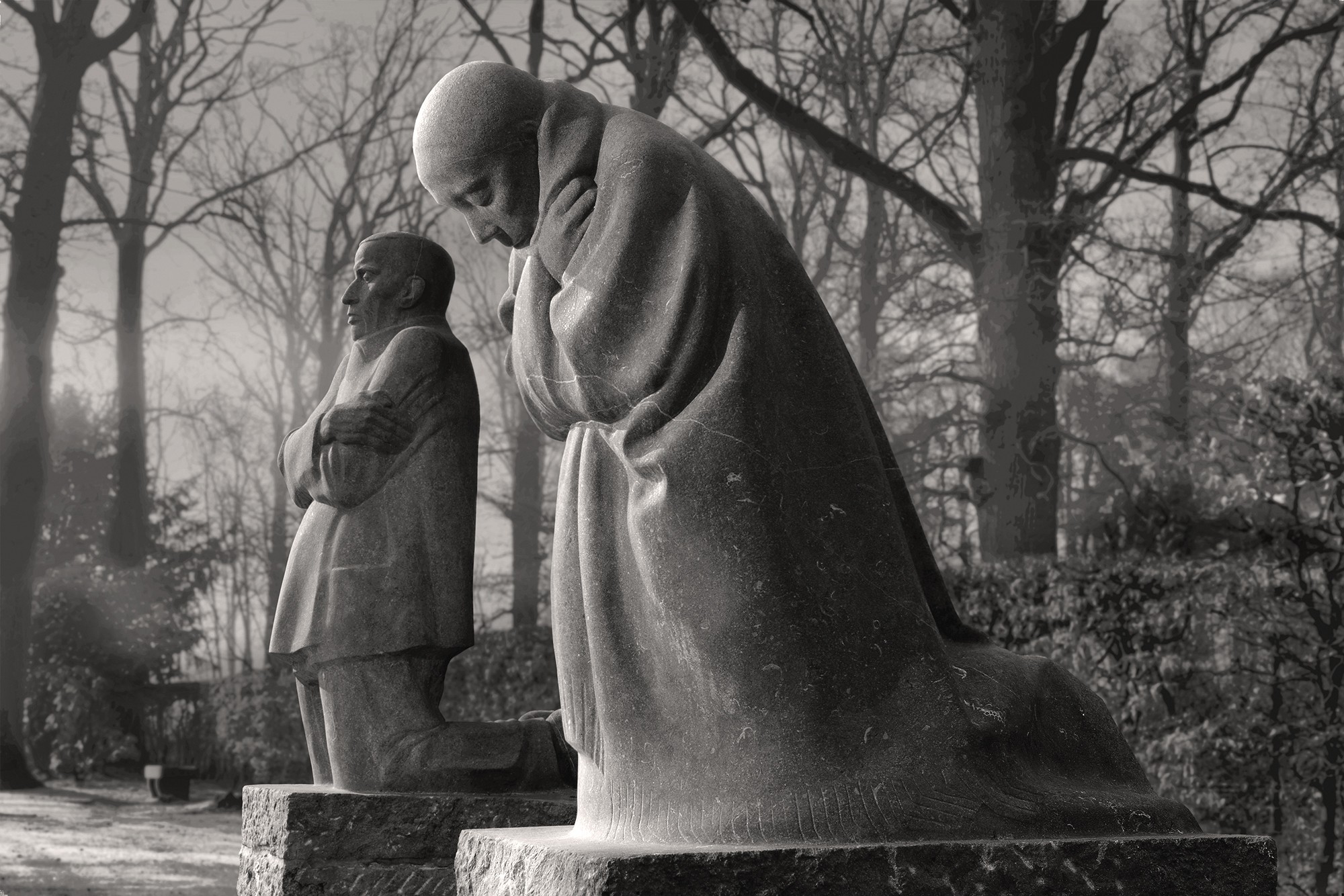 Die Schwarz-Weiß-Fotografie von Jean Mil zeigt das Mahnmal »Trauernde Eltern« in der Aufstellung seit 1956 auf dem Soldatenfriedhof in Vladslo, Belgien.