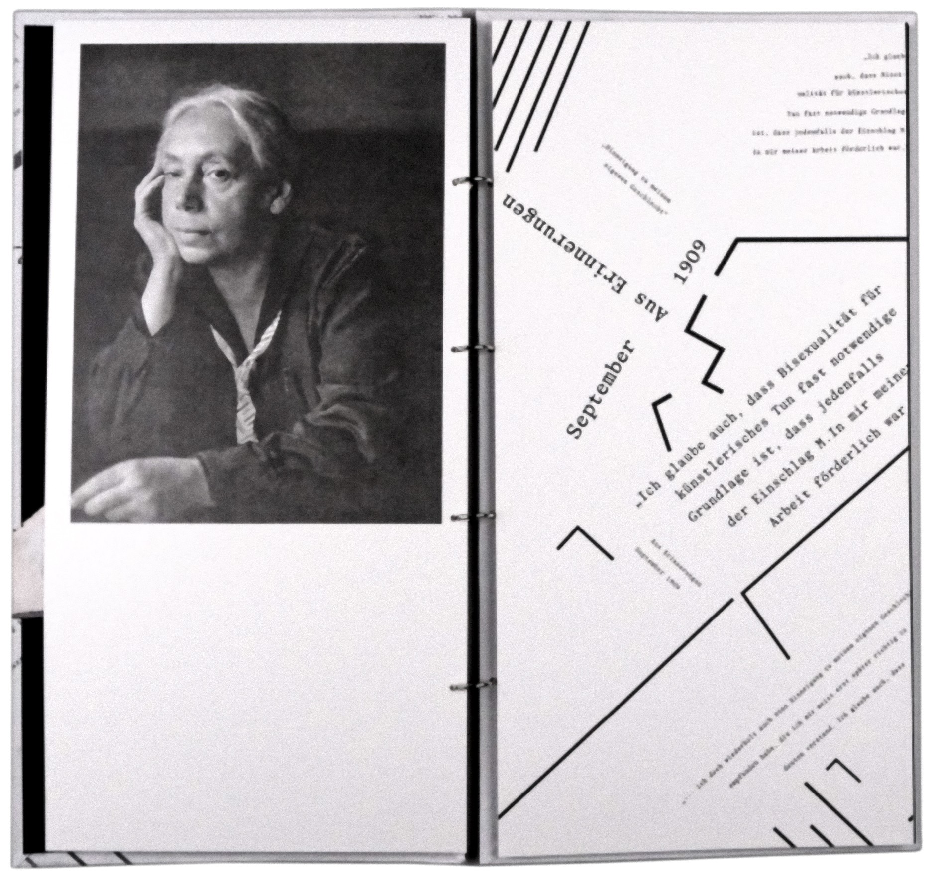 The image shows two pages of a leporello, both in portrait format. On the left is a Kollwitz portrait by the photographer Huge Erfurth; on the right are graphically designed texts, including diary entries by Käthe Kollwitz. 