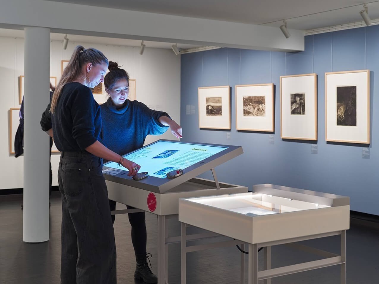 Das Bild zeigt eine digitale Vermittlungs-Station im Museum