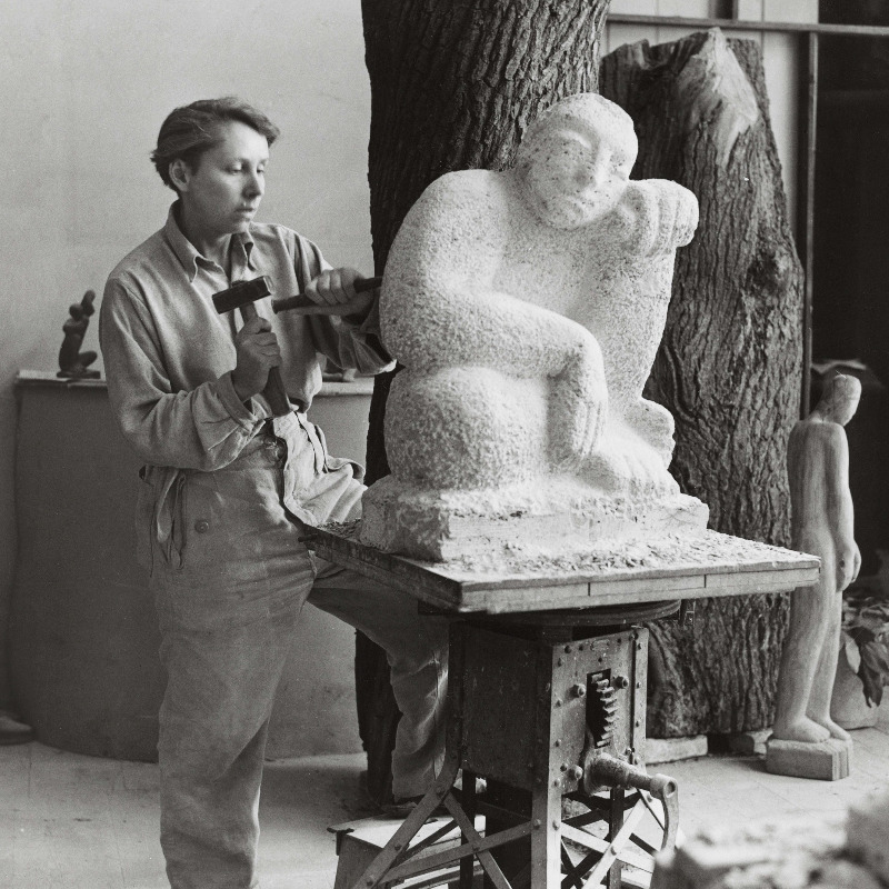 Elsa Thiemann (1910–1981), Louise Stomps im Atelier bei der Arbeit am »Sitzenden«, Berlin 1946/47, Repro-Abzug, Berlinische Galerie © Margot Schmidt, Hamburg