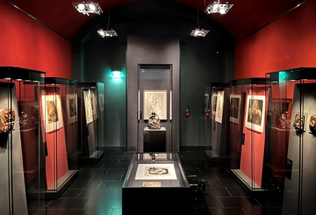 Käthe Kollwitz zu Gast in der Kölner Domschatzkammer – Ausstellungsansicht © Käthe Kollwitz Museum Köln, Foto: Martha Sawicz 2023