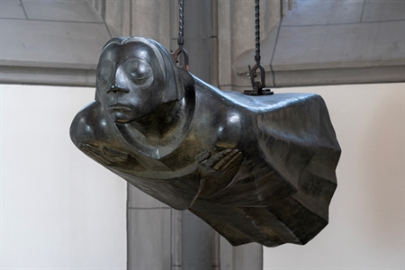 Ernst Barlach, Der Schwebende, 1926/27, Bronze, 71 x 74,5 x 217 cm, Zweitguss nach dem Original-Werkmodell von 1939, Antoniterkirche Köln © Käthe Kollwitz Museum Köln, photo: Chris Franken 2022