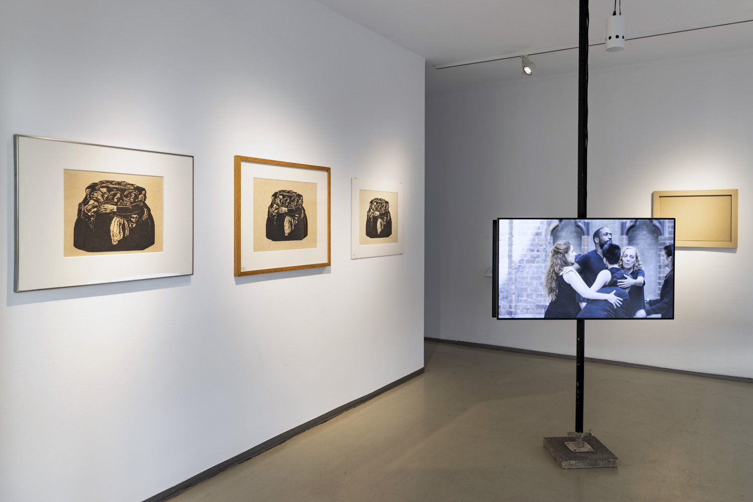 Isaac Chong Wai, Die Mütter, 2022, 2-Kanal Video & Sound, 14 min, Edition 2/5 + 2 AP, Installation in der Ausstellung »Spheres of Interest*«, IFA Berlin 2022, Foto © Victoria Tomaschko 