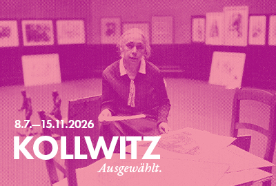 KOLLWITZ. Ausgewählt,&nbsp;7.7. — 15.11.2026, Motiv: Käthe Kollwitz in der Preußischen Akademie der Künste, Berlin 1927, Fotograf unbek., Reproabzug, Nachlass Kollwitz,&nbsp; Kollwitz Museum Köln, Archiv, Inv. Nr. F 01.e-01 © Kollwitz Museum Köln, Gestaltung: Julius Terlinden