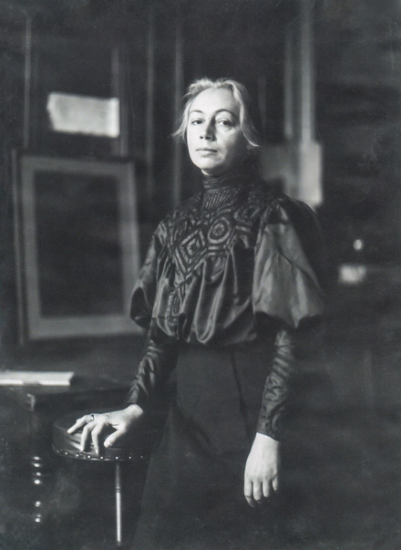 Käthe Kollwitz, 1906, devant son eau-forte »La Carmagnole«, Photographe: Philipp Kester, succession Kollwitz © Käthe Kollwitz Museum Köln