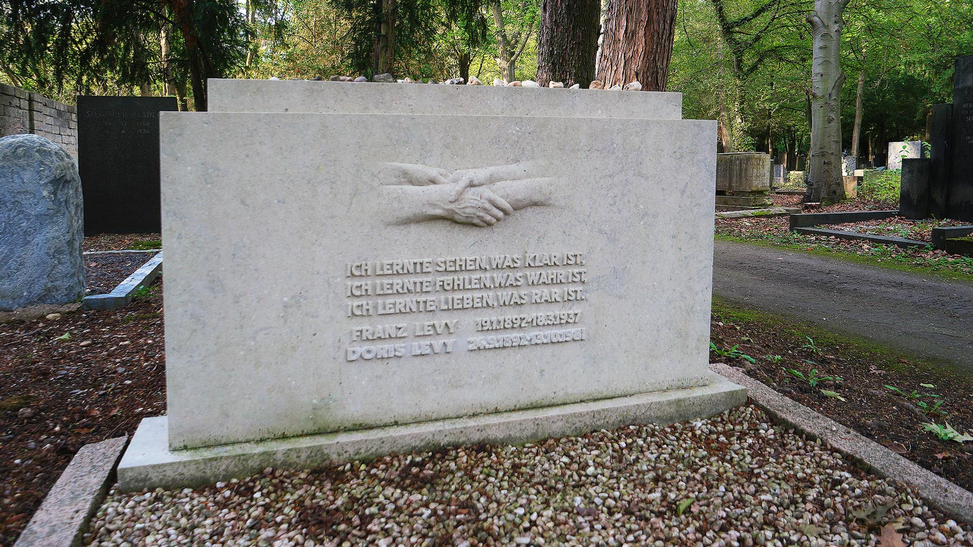 Käthe Kollwitz, Gravestone Relief for Franz Levy, 1938, marble, 80 x 150 cm, executed by Franz Bursch after a model by the artist, Photo: Lynn Busch 2022 © Käthe Kollwitz Museum Köln