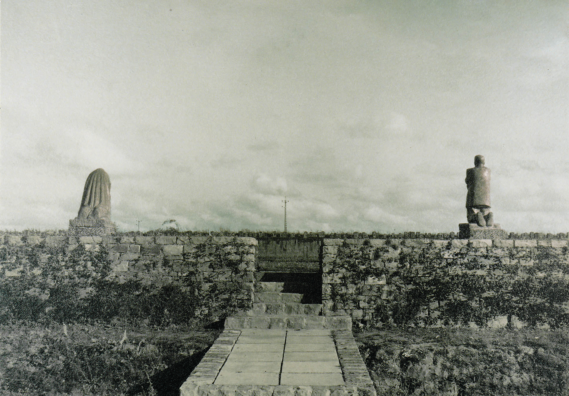 Käthe Kollwitz, »Trauernde Eltern«, Aufstellung auf dem Soldatenfriedhof Roggeveld, Fotografie von 1932, Fotografie aus dem Nachlass Kollwitz, Käthe Kollwitz Museum Köln, Archiv