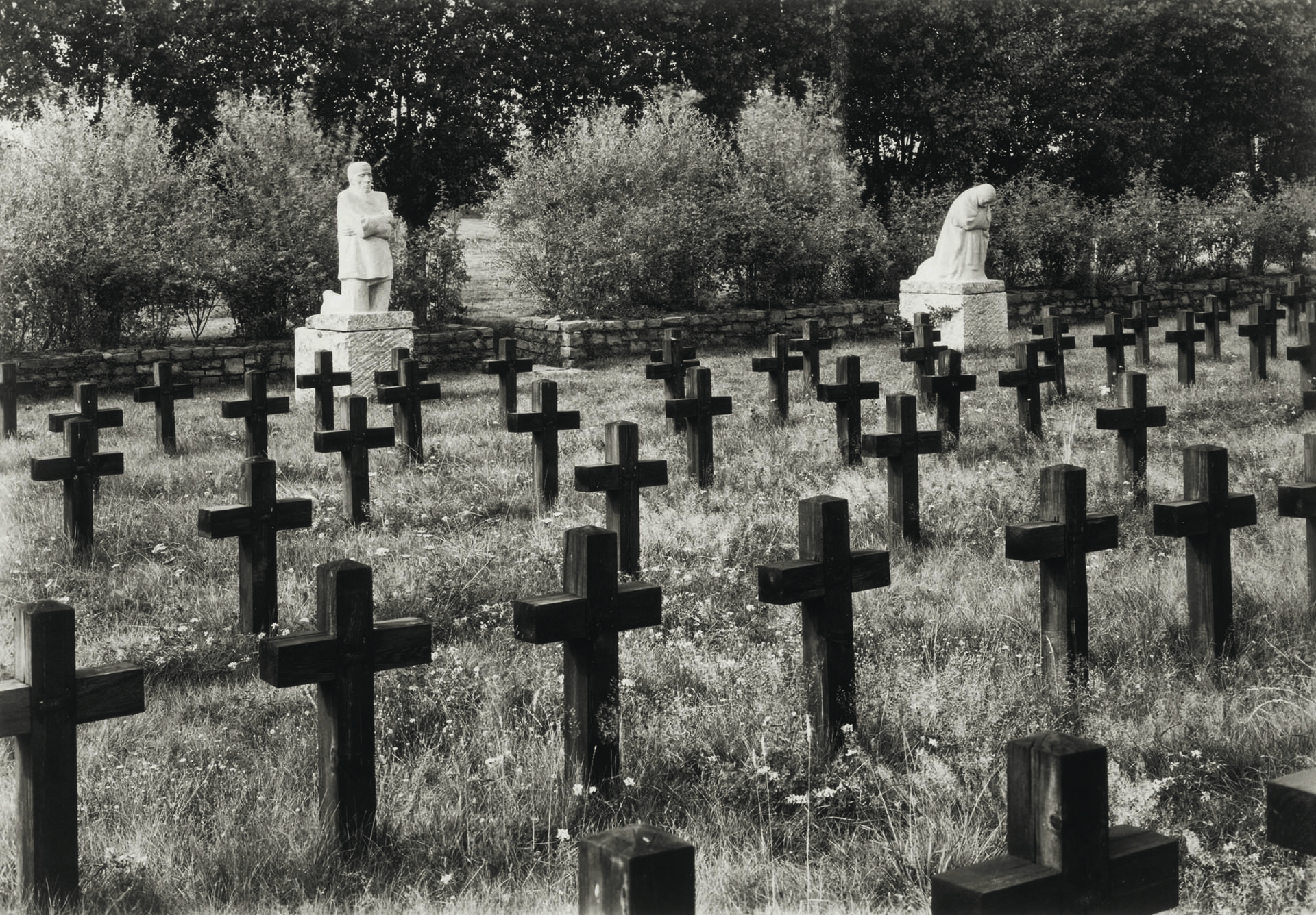 Käthe Kollwitz, »Grieving Parents«, installed at the Roggeveld Military Cemetery, Photo from 1937. Photo archive Käthe Kollwitz Museum Köln, Kollwitz Estate