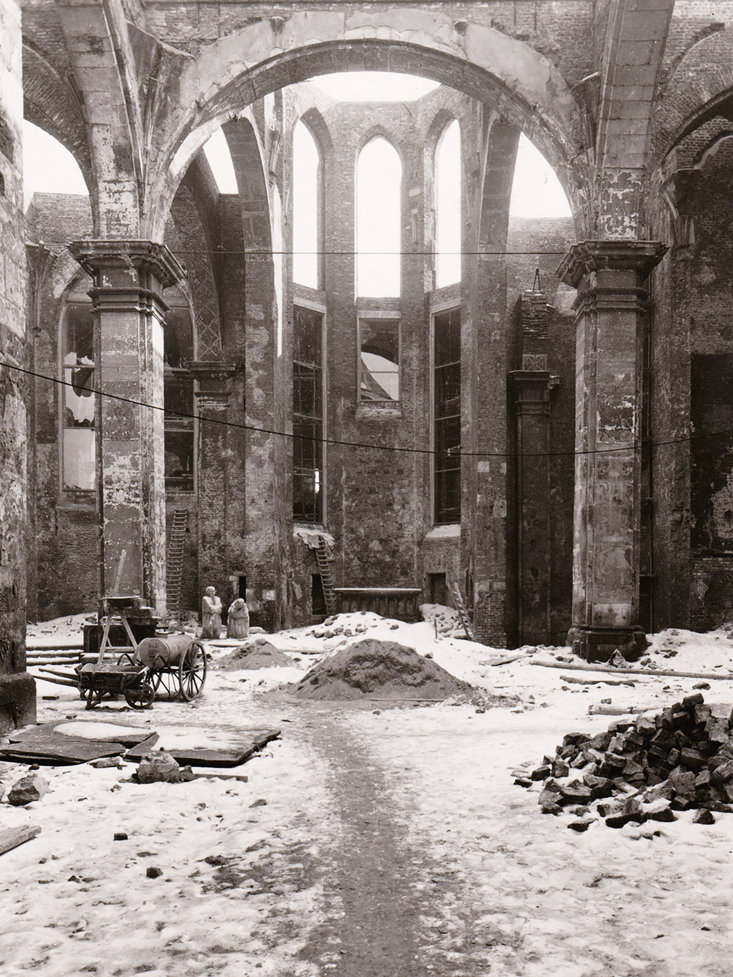 The church ruins of Alt St. Alban, installation of the »Grieving Parents«, photo from 1955. Photo archive Käthe Kollwitz Museum Köln
