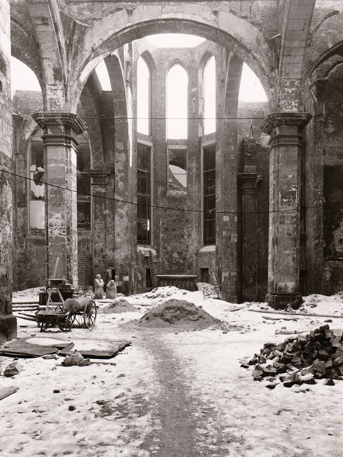 Die Kirchenruine von Alt St. Alban, Aufstellung der »Trauernden Eltern«, 1955, Käthe Kollwitz Museum Köln, Archiv