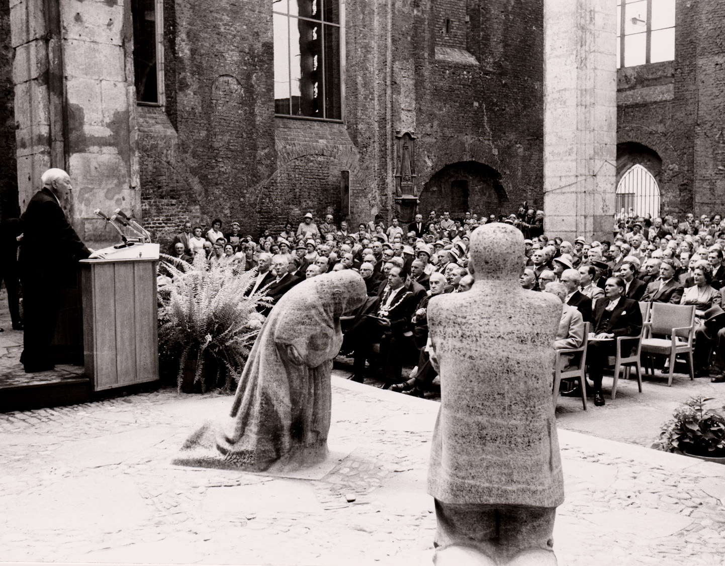 German Federal President Theodor Heuss at the inauguration of the federal memorial, 21 May 1959, Photo: Hansherbert Wirtz, archive Käthe Kollwitz Museum Köln 