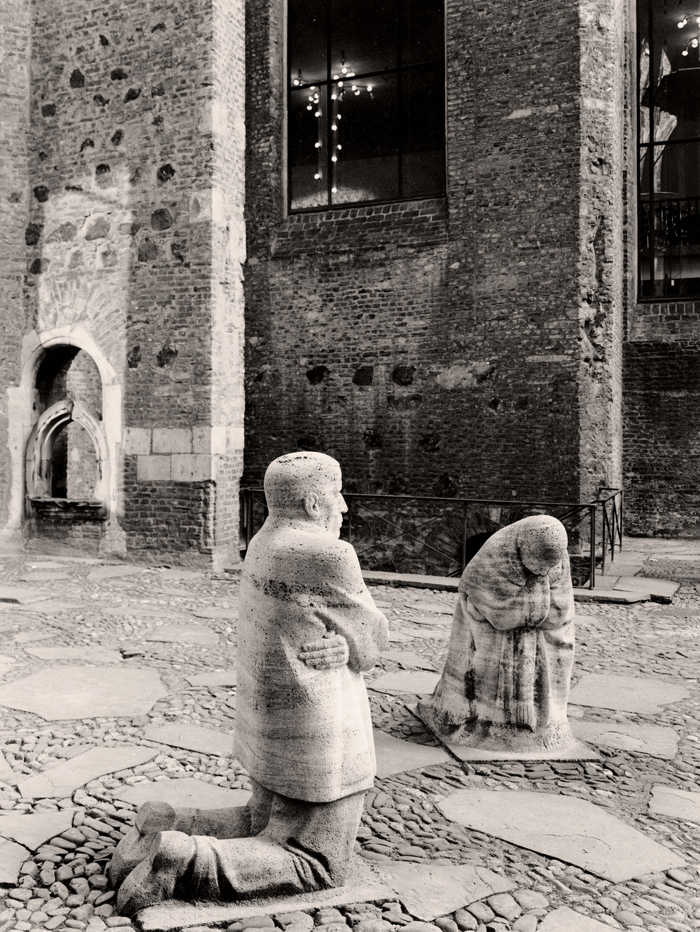 Käthe Kollwitz, memorial »Grieving Parents«, 1914–1932, replicas in the German federal memorial for the fallen of both world wars in the church ruins of Alt St. Alban, photo from 1999. Photo archive Käthe Kollwitz Museum Köln