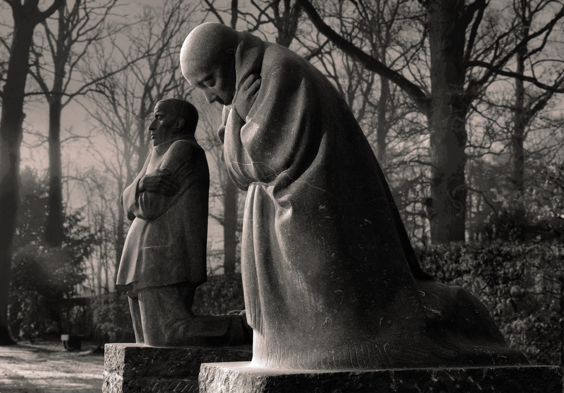 Käthe Kollwitz, »Grieving Parents«, installed at the Vladso Military Cemetery. Photo: Jean Mill 1999. Photo archive Käthe Kollwitz Museum Köln