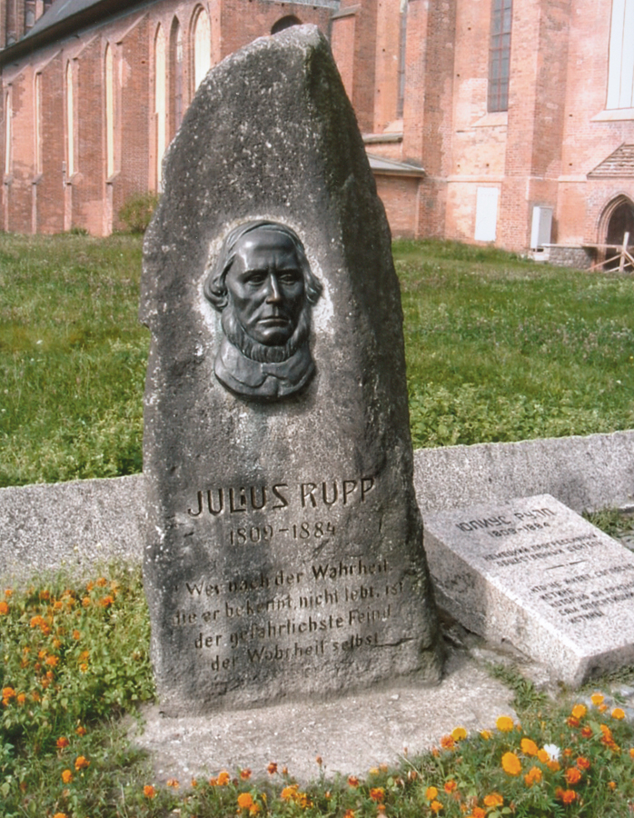 Gedenkstein für Julius Rupp in Königsberg mit dem von Harald Haacke nachgebildeten Bronzerelief, 1991, aktuelle Aufstellung am Dom im heutigen Kaliningrad, Nachlass Kollwitz © Käthe Kollwitz Museum Köln