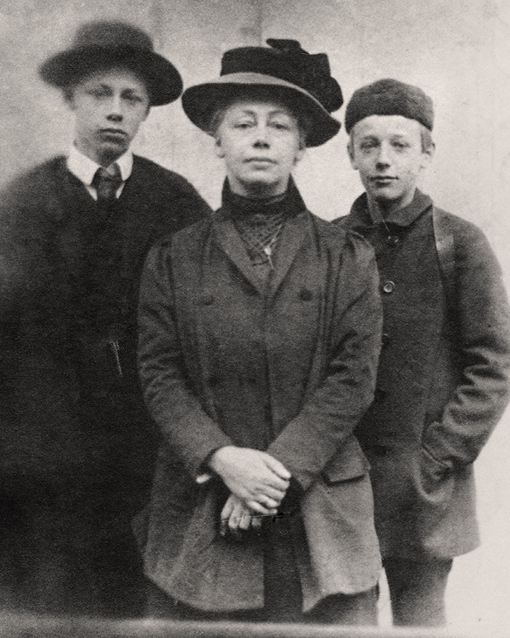 Käthe Kollwitz mit ihren Söhnen Hans und Peter, 1909, Photograph unbk., Nachlass Kollwitz © Käthe Kollwitz Museum Köln