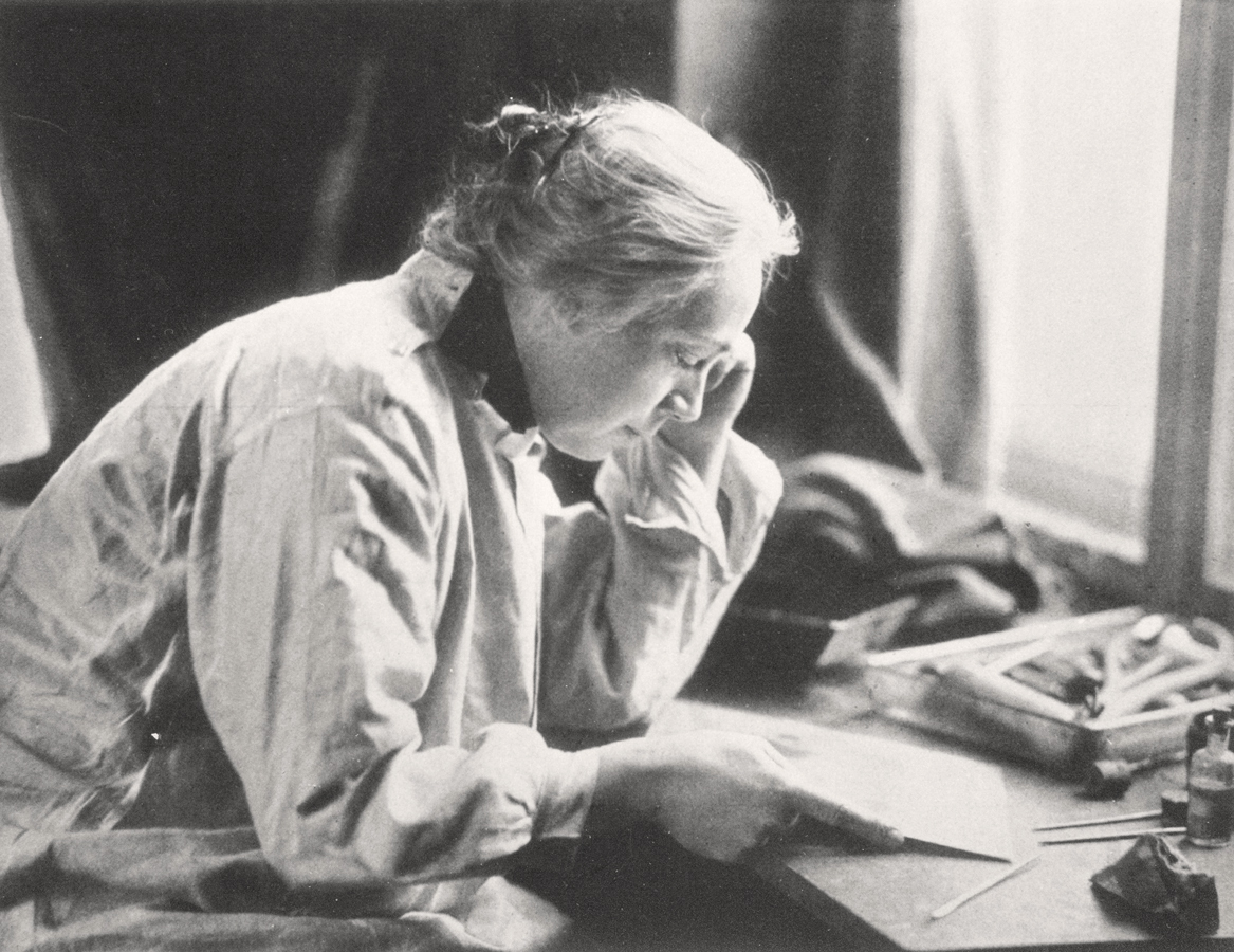 Käthe Kollwitz mit Kupferplatte, um 1910, Photographie von Hänse Herrmann, Nachlass Kollwitz © Käthe Kollwitz Museum Köln