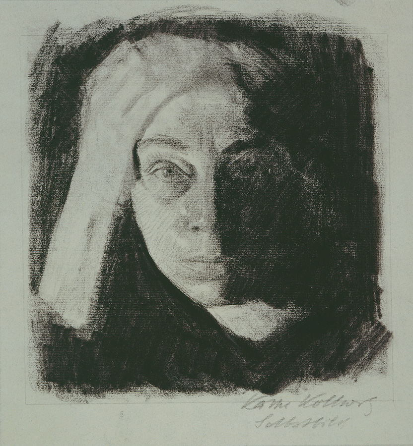 Käthe Kollwitz, Autoportrait de face, vers 1910, fusain sur papier Ingres bleu gris, NT 688, collection Kollwitz de Cologne © Käthe Kollwitz Museum Köln