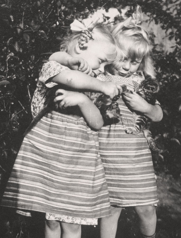 Jördis and Jutta Kollwitz, c 1927, photographer unknown, Kollwitz estate © Käthe Kollwitz Museum Köln