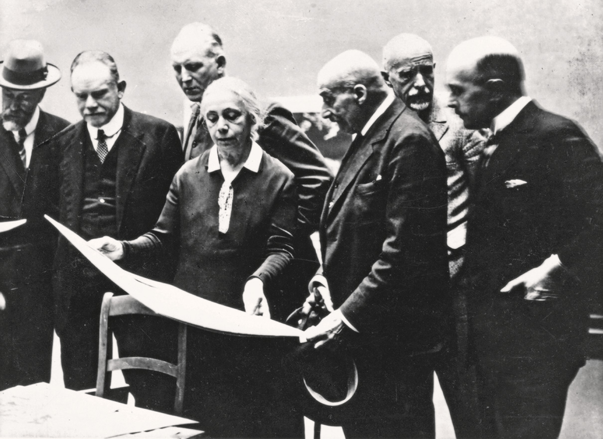 Jury for the autumn exhibition at the Prussian Academy of Art examining the works submitted, from left to right: Philipp Franck, August Kraus, Käthe Kollwitz, Max Liebermann, Fritz Klimsch and Ulrich Hübner, 1927, photographer unknown, Kollwitz estate © Käthe Kollwitz Museum Köln