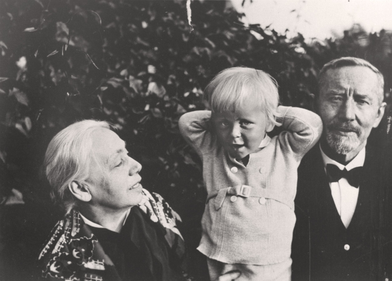 Käthe und Karl Kollwitz mit ihrem Enkel Arne (*1930), um 1932, Photograph unbek., Nachlass Kollwitz © Käthe Kollwitz Museum Köln